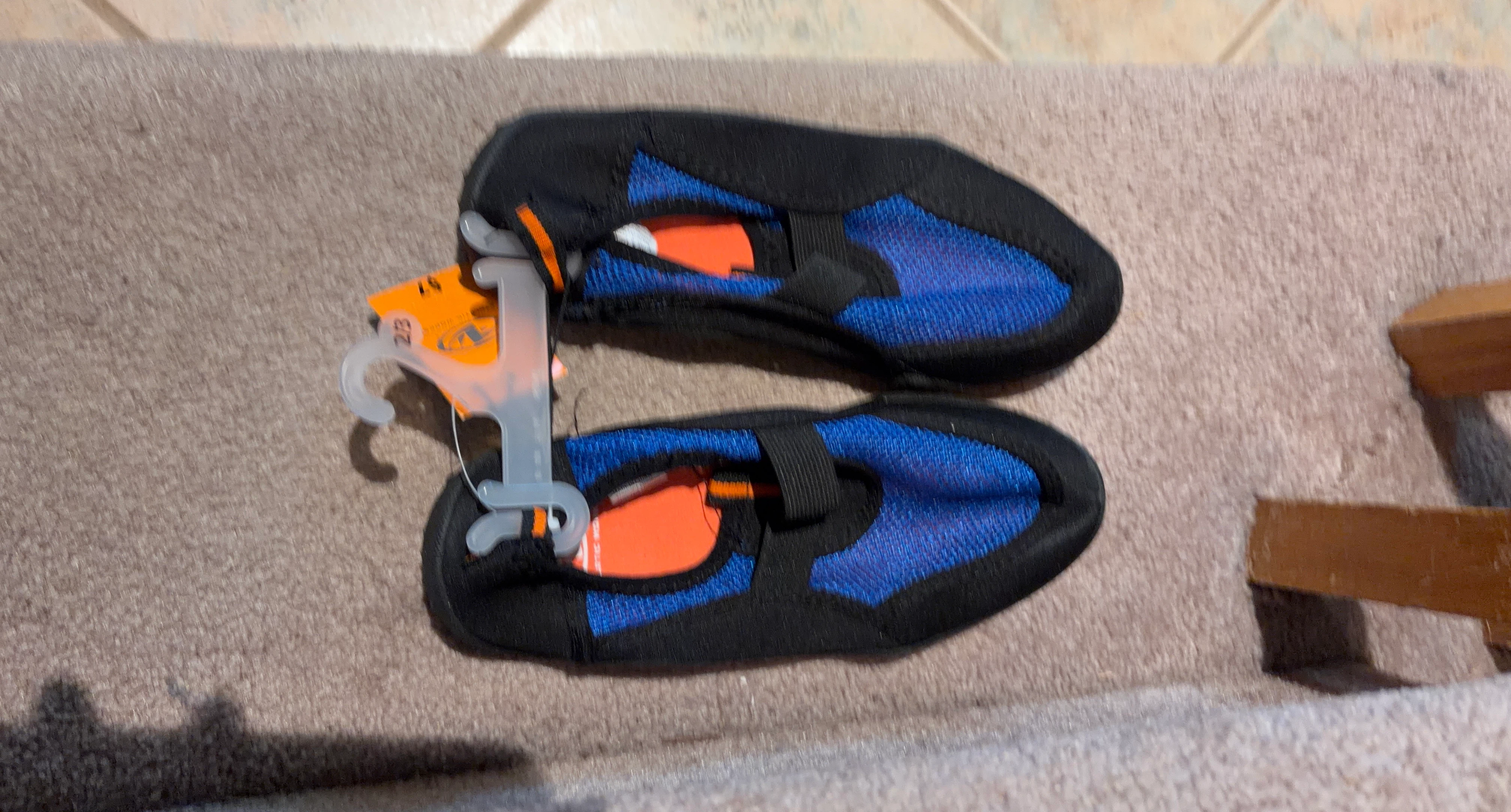 Athletic Works Water Shoes - Size 2/3