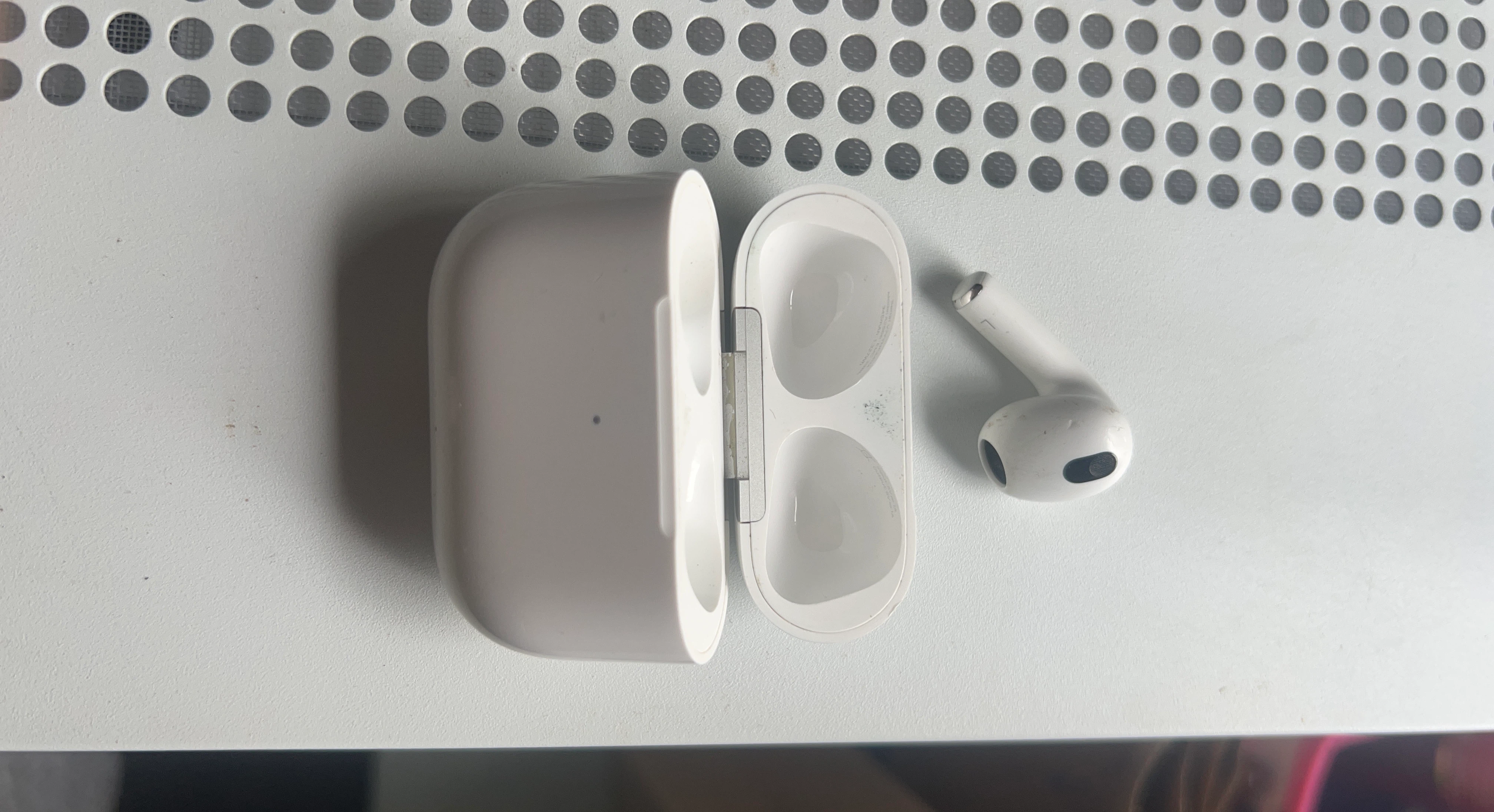 Apple AirPods Pro (1st Gen) Charging Case with One Earbud