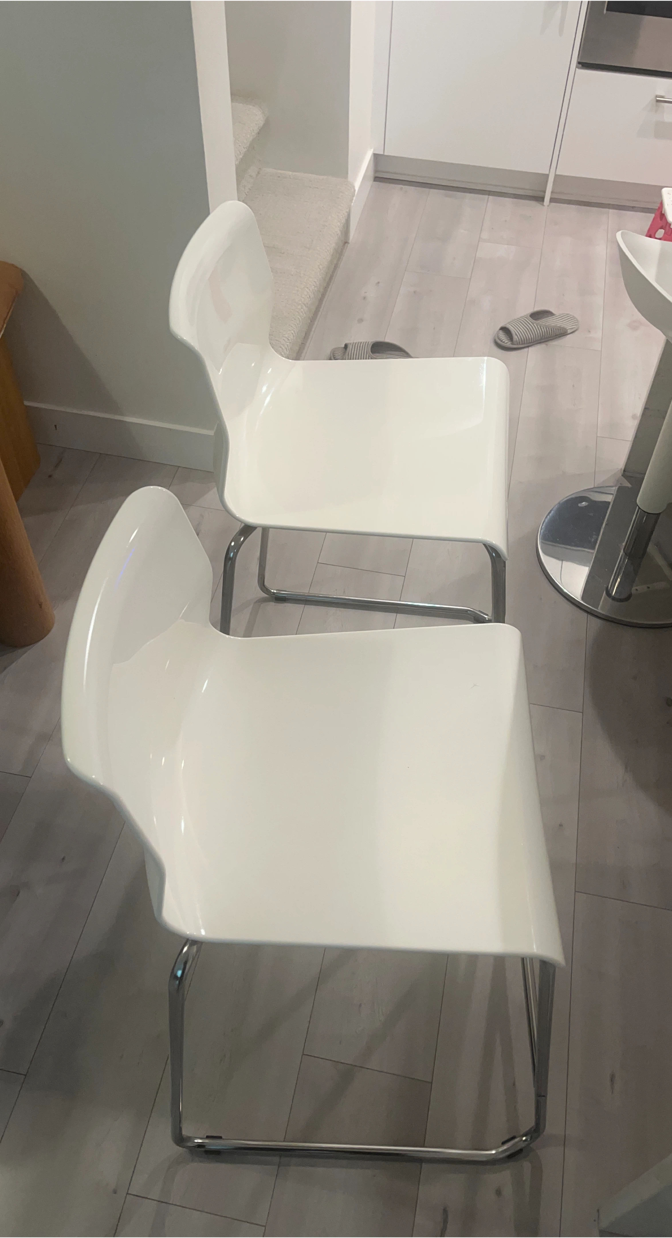 Set of 2 White Modern Chairs