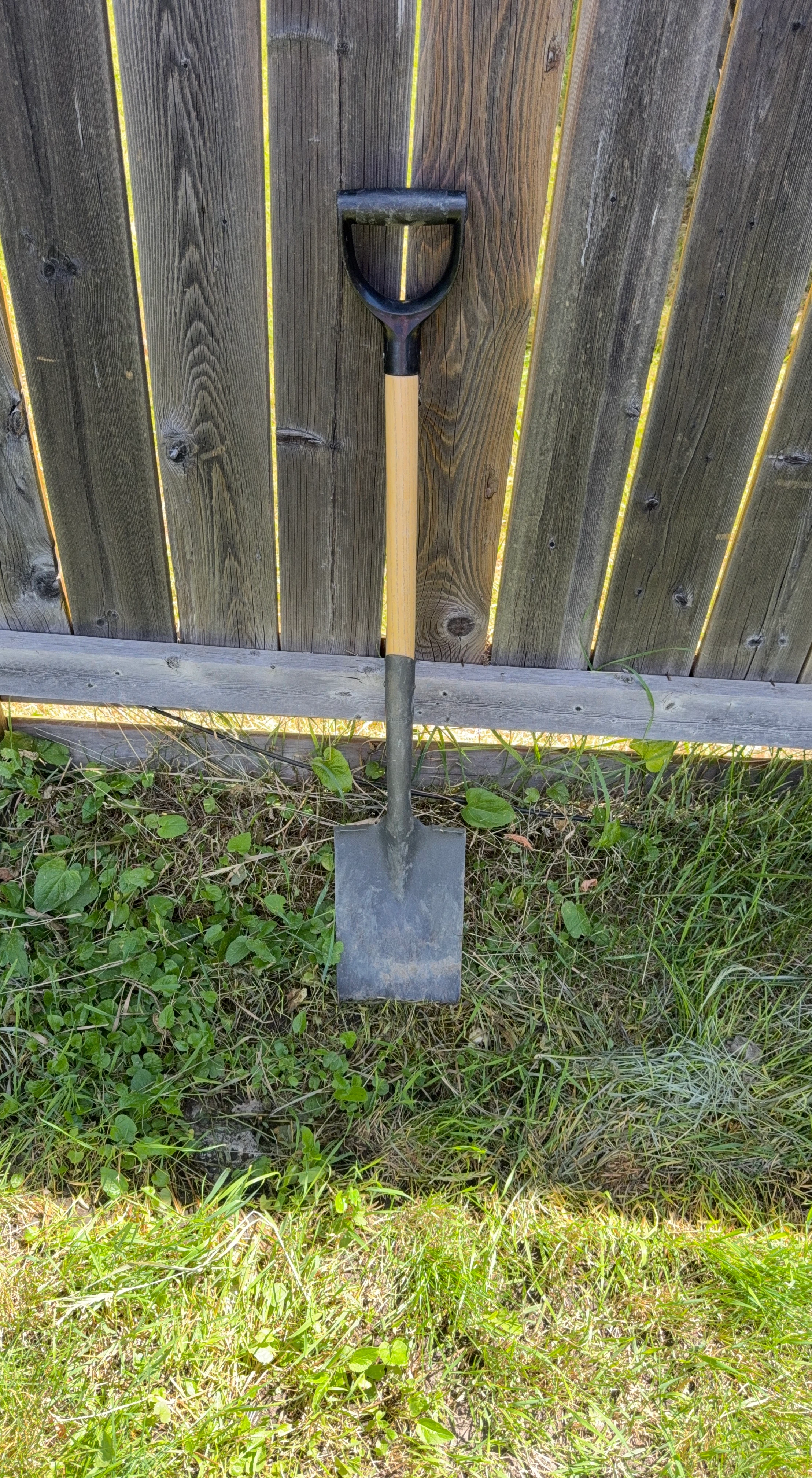 Garden square shovel with D-handle