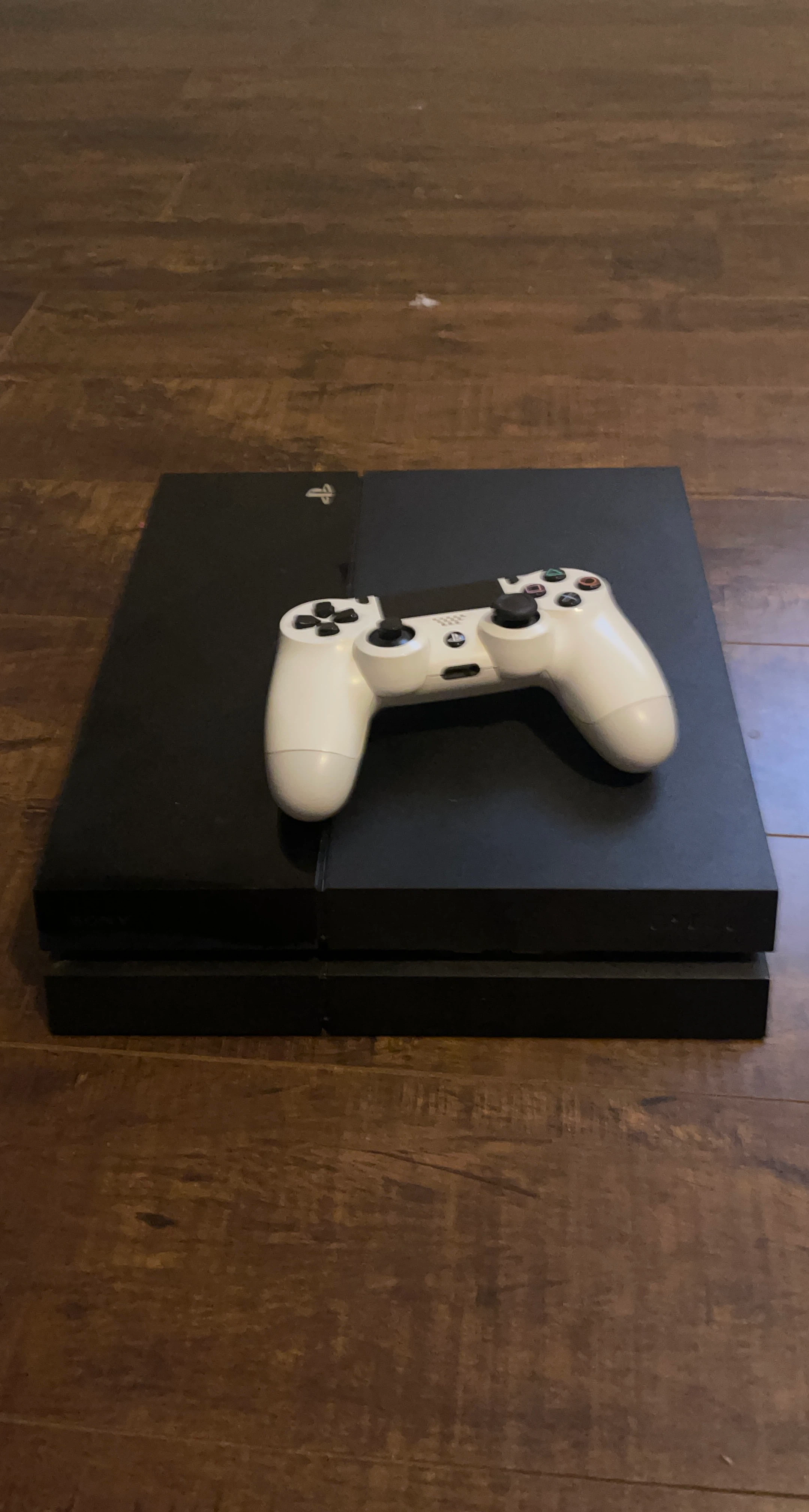 Sony PlayStation 4 (PS4) SConsole with White Controller
