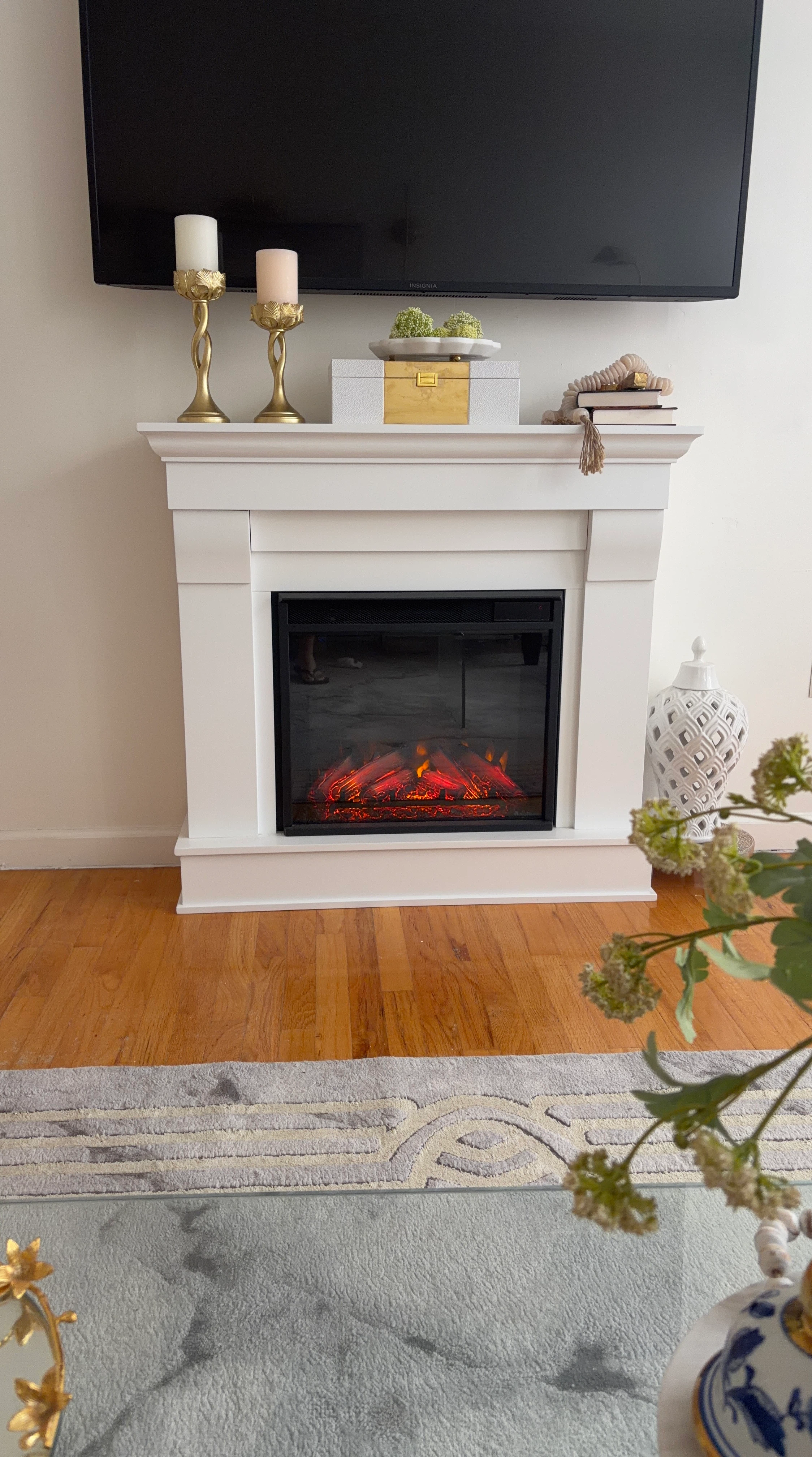White Electric Fireplace with Realistic Flame Effect