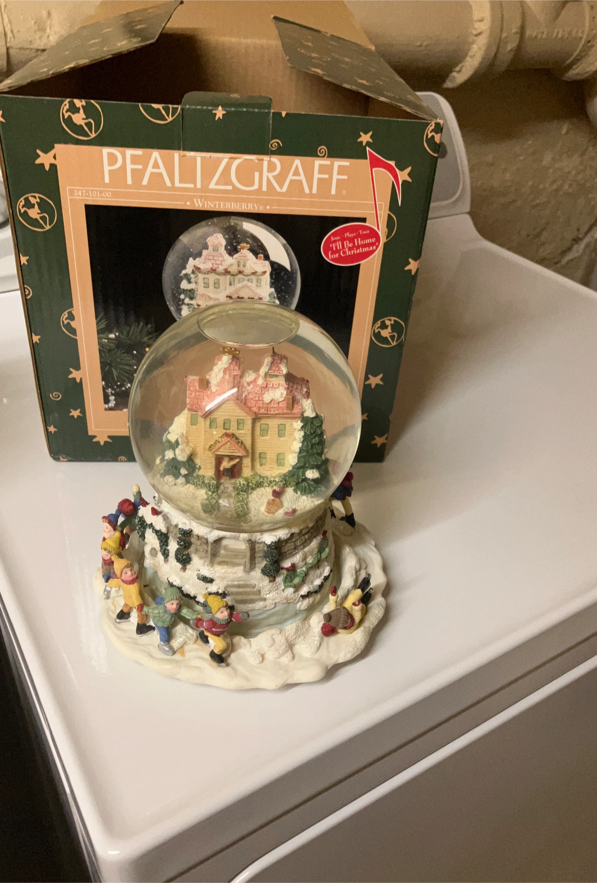 Pfaltzgraff Winterberry Musical Snow Globe