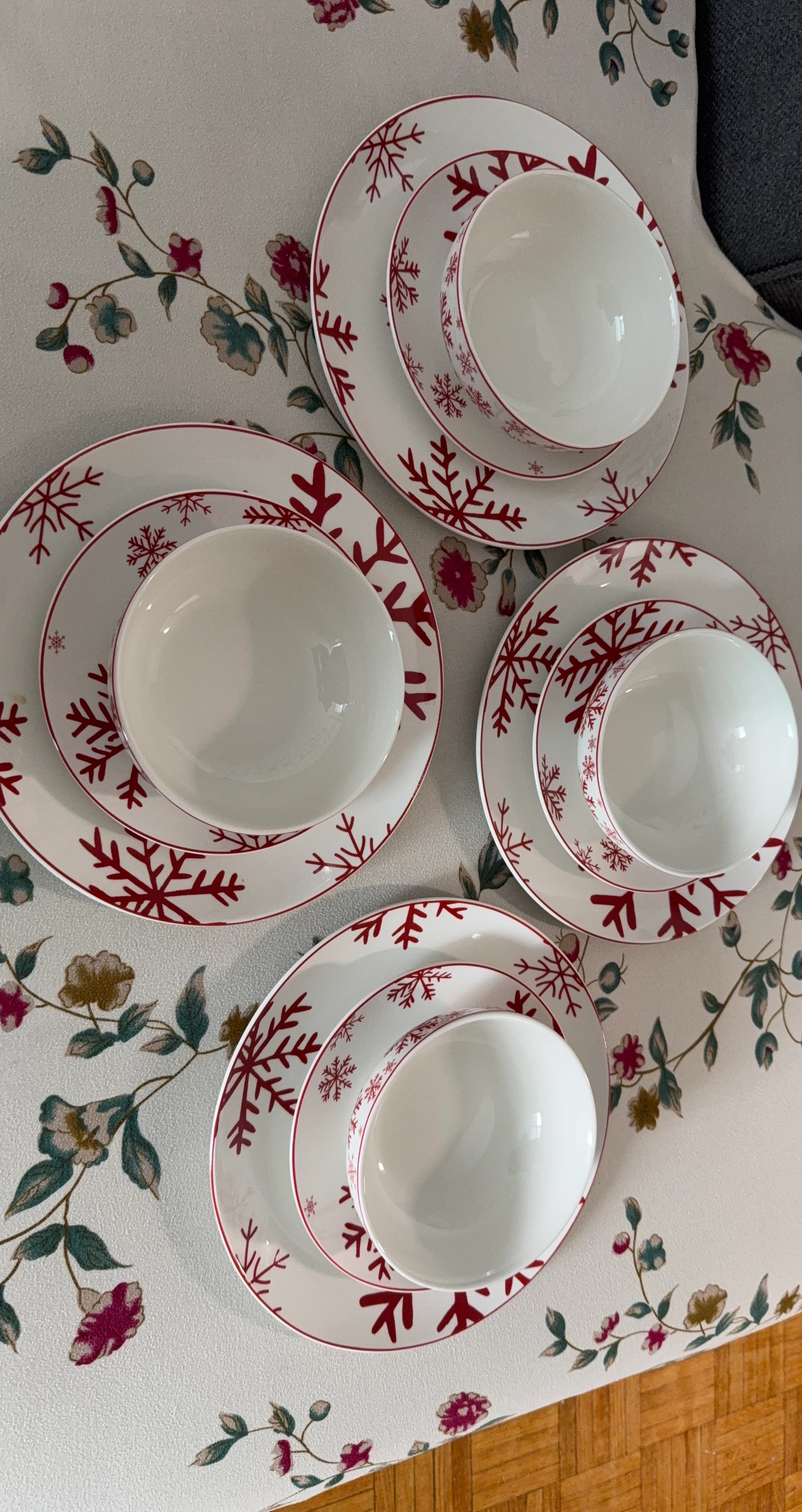 Snowflake Dinnerware Set