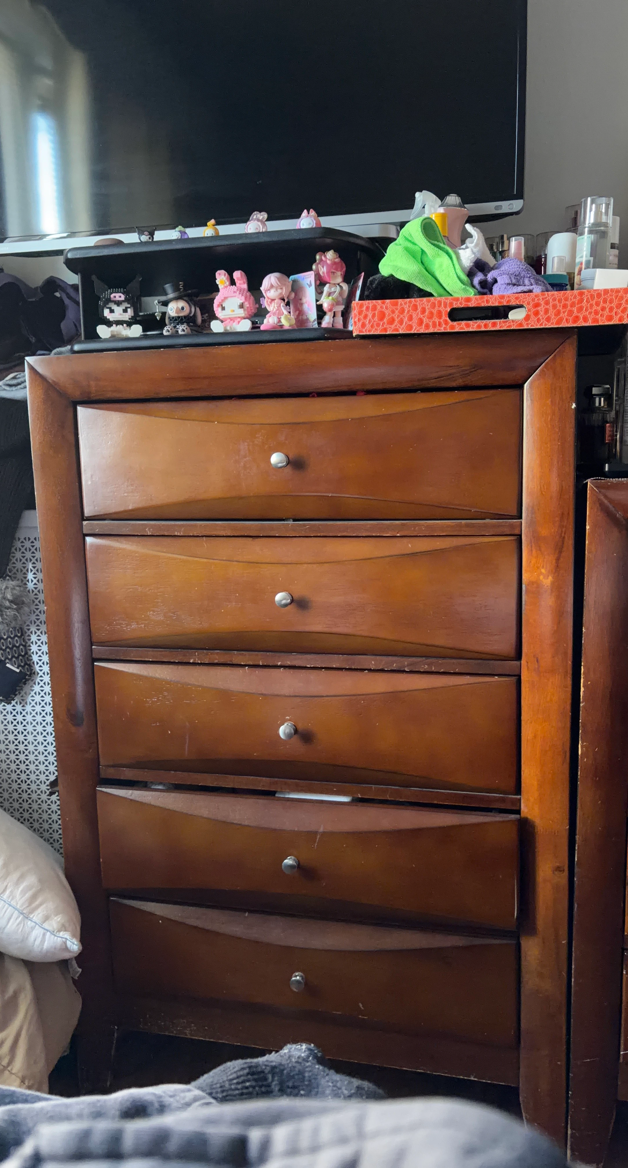 Wooden Dresser with 5 Drawers