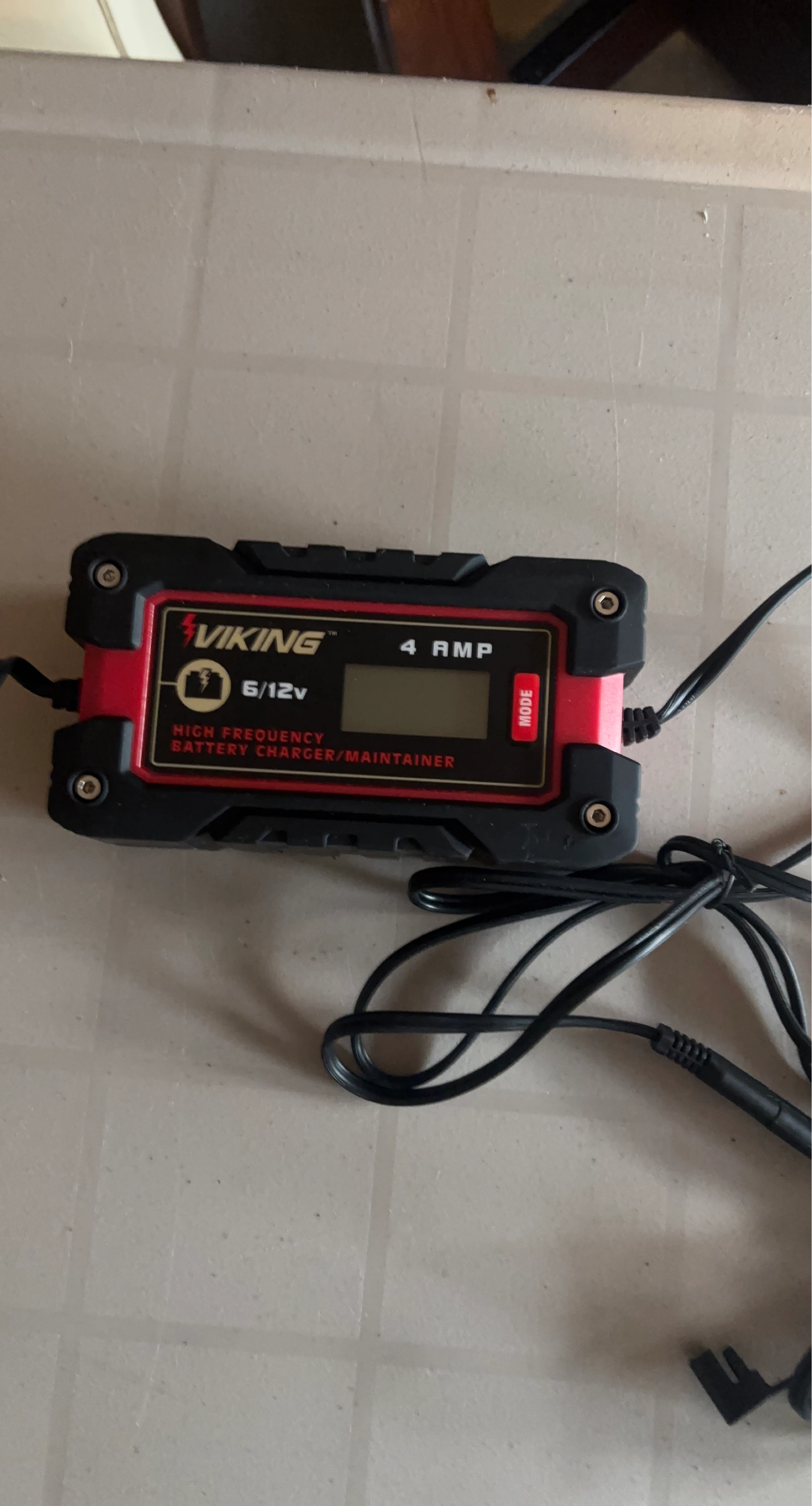 VIKING 4 AMP 6/12V High Frequency Battery Charger/Maintainer