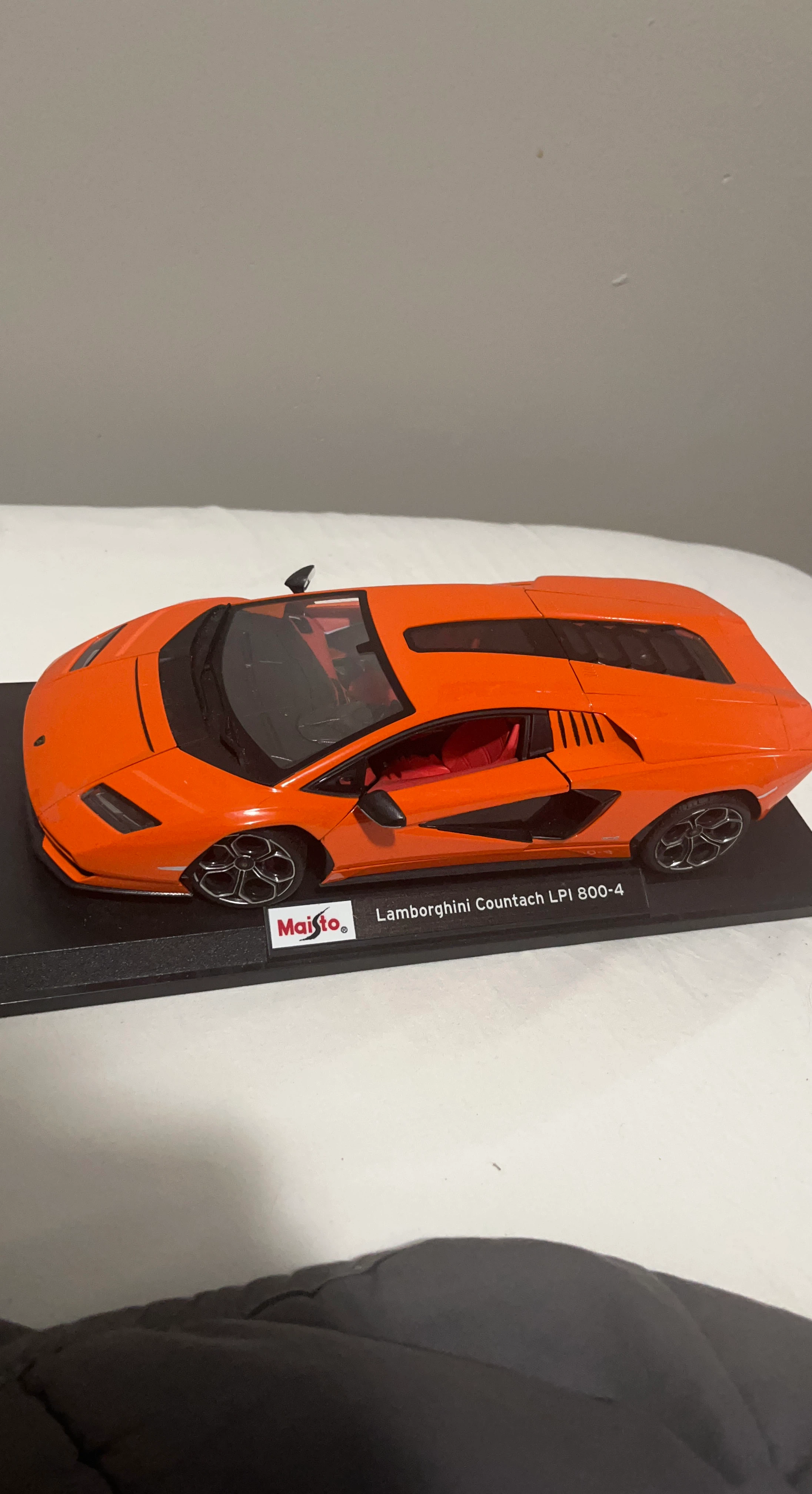 Maisto Lamborghini Countach LPI 800-4 Orange Diecast Model Car