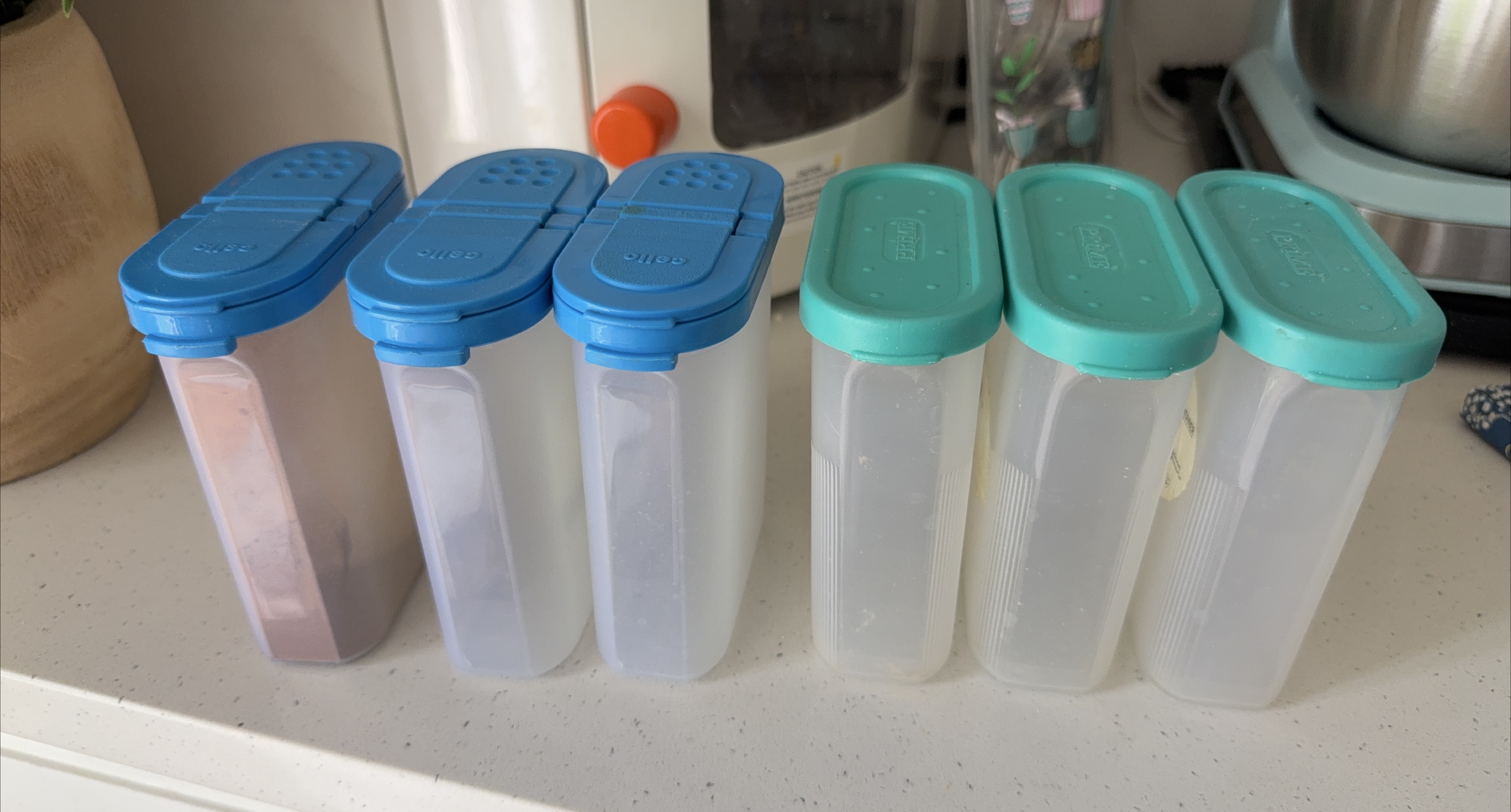 Set of 6 Plastic Storage Containers with Lids