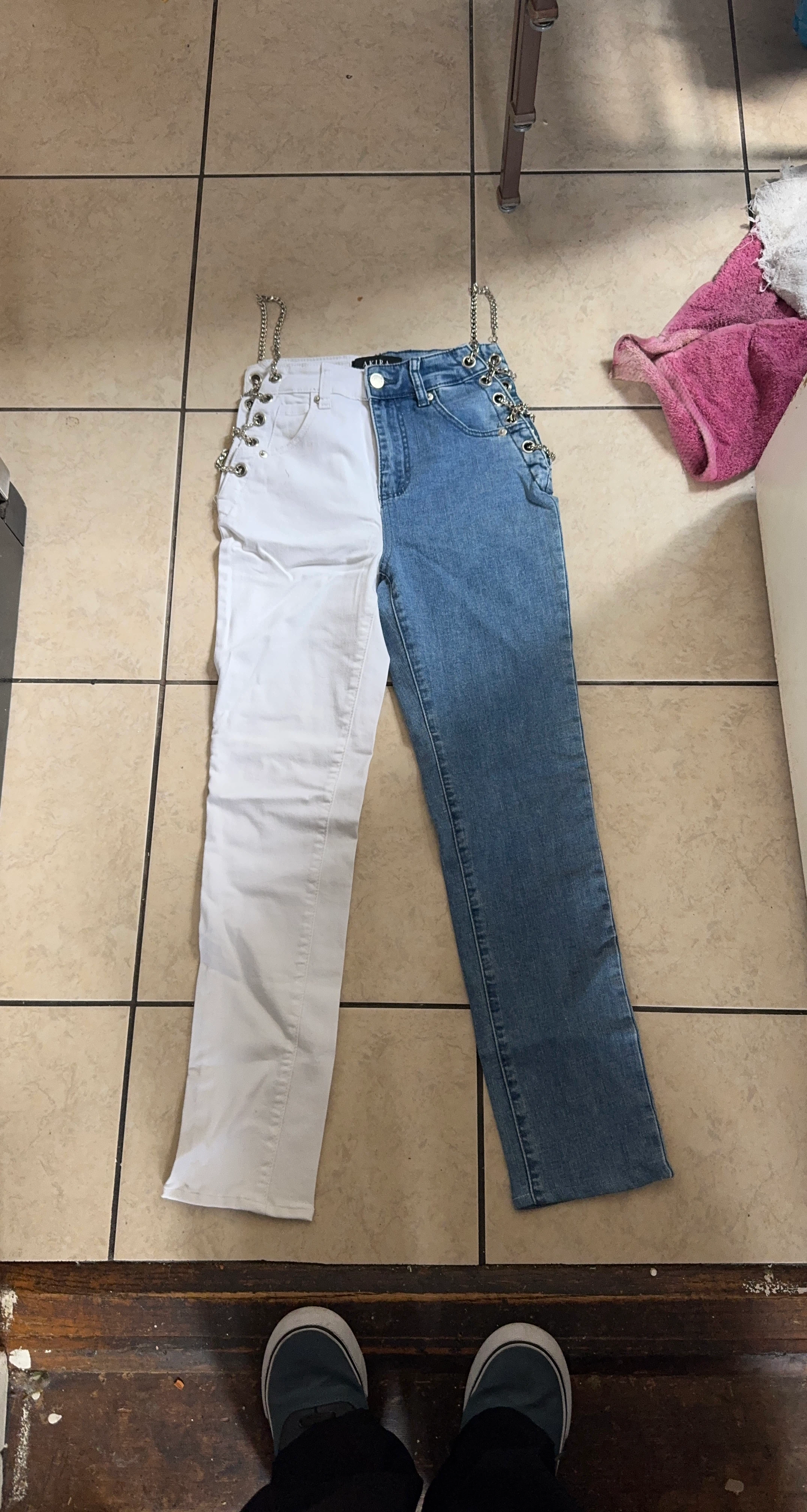 AKIRA Two-Tone Chain Detail Jeans