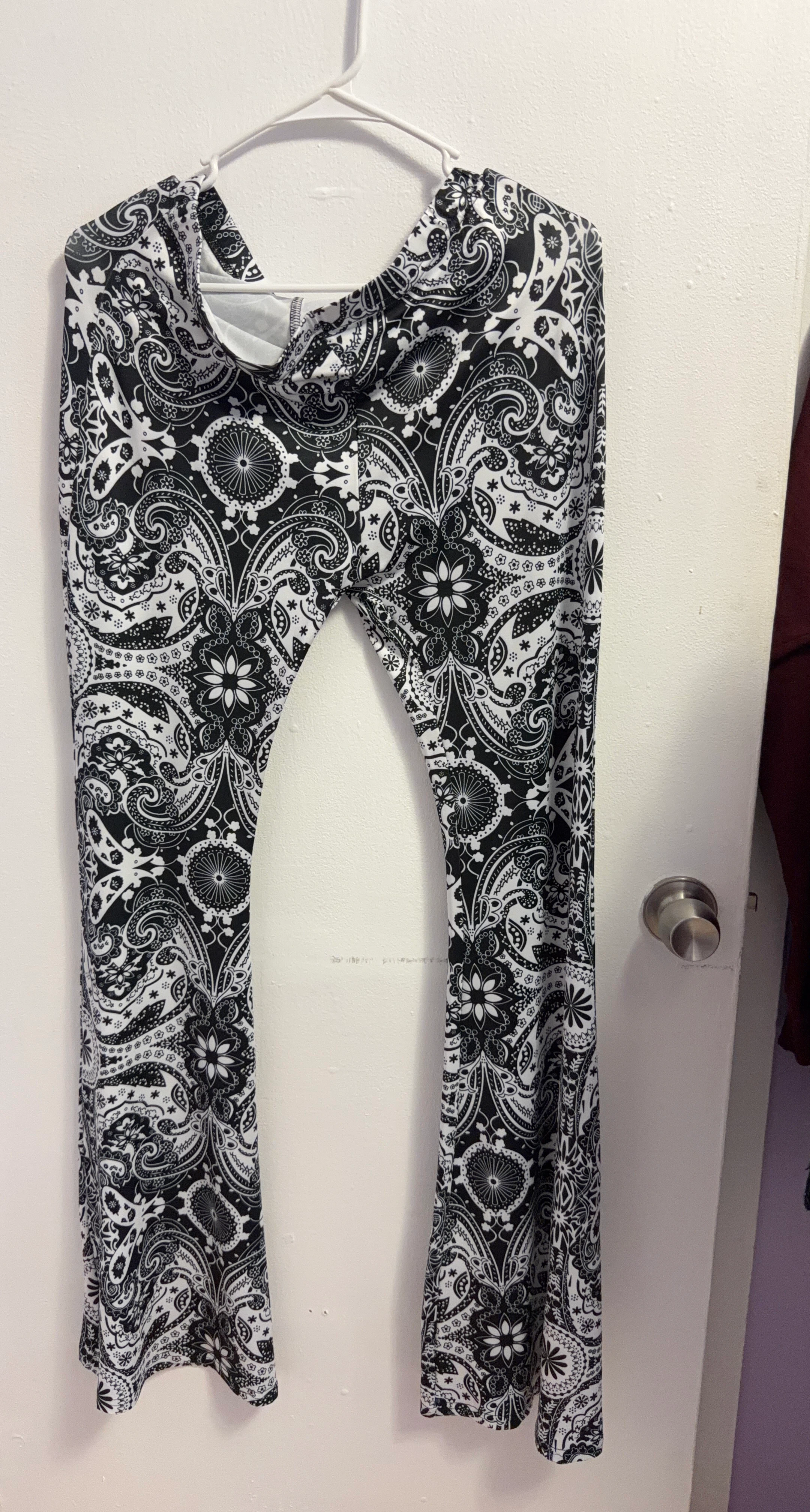 Women's Black and White Patterned Flare Leggings