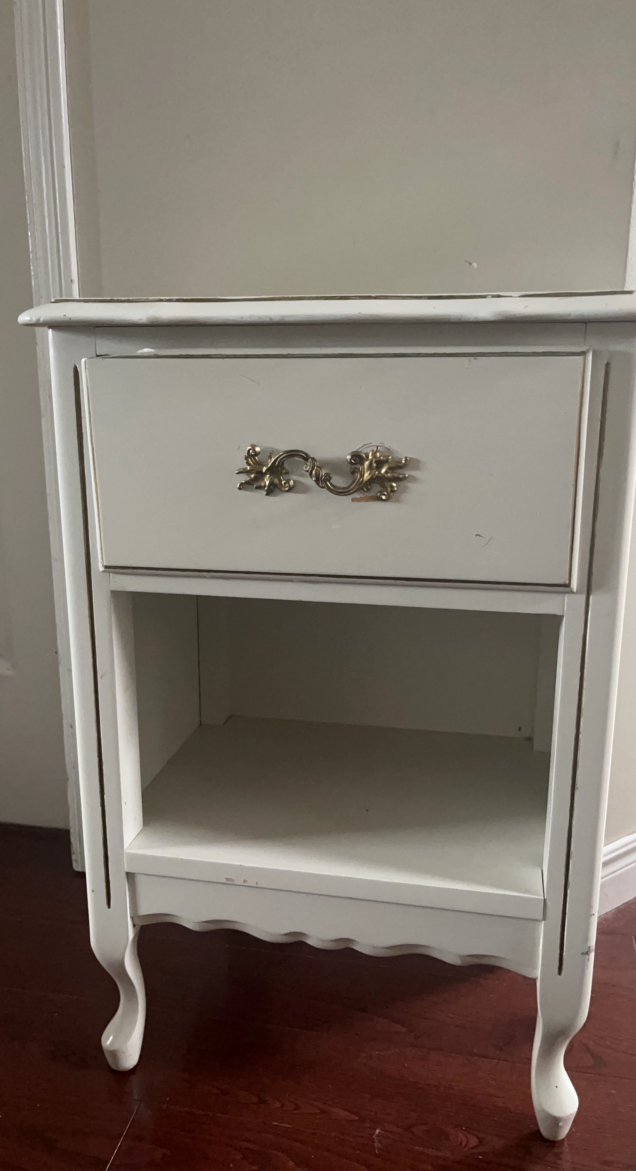 White Vintage Nightstand with Drawer