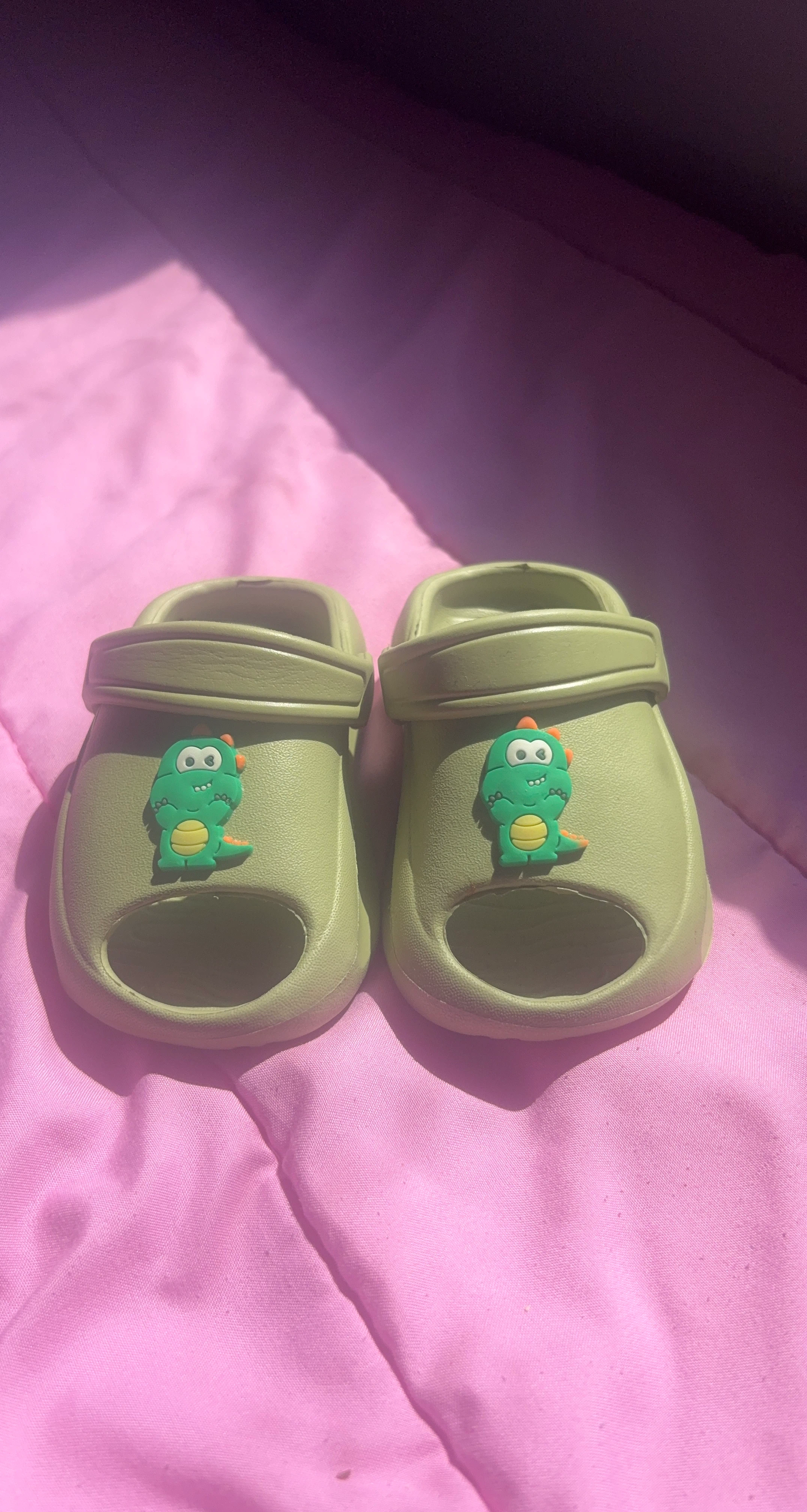 Kids Green Dinosaur Croc-Style Sandals Size 7/8