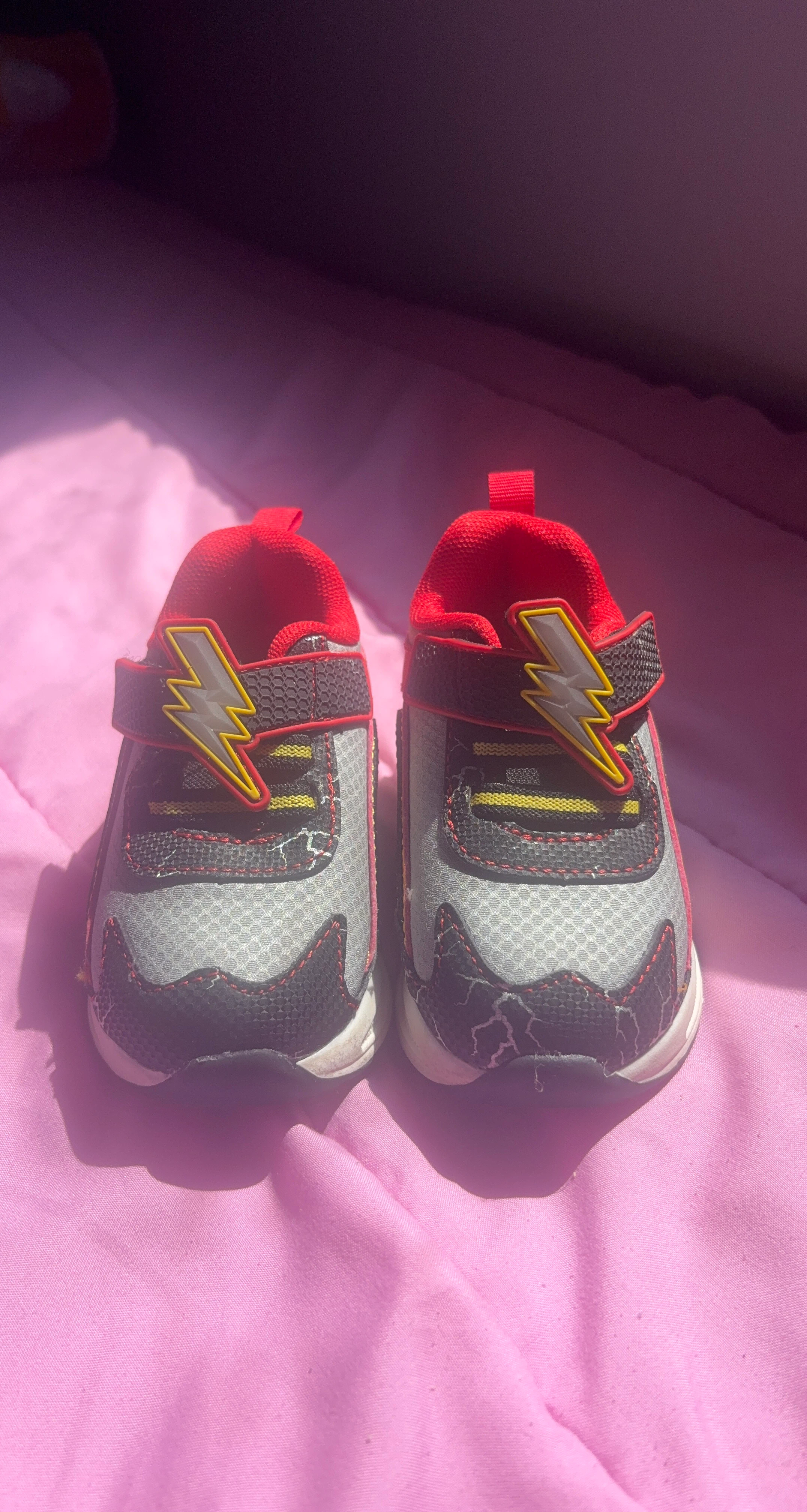 Toddler Athletic Shoes with Lightning Bolt Detail