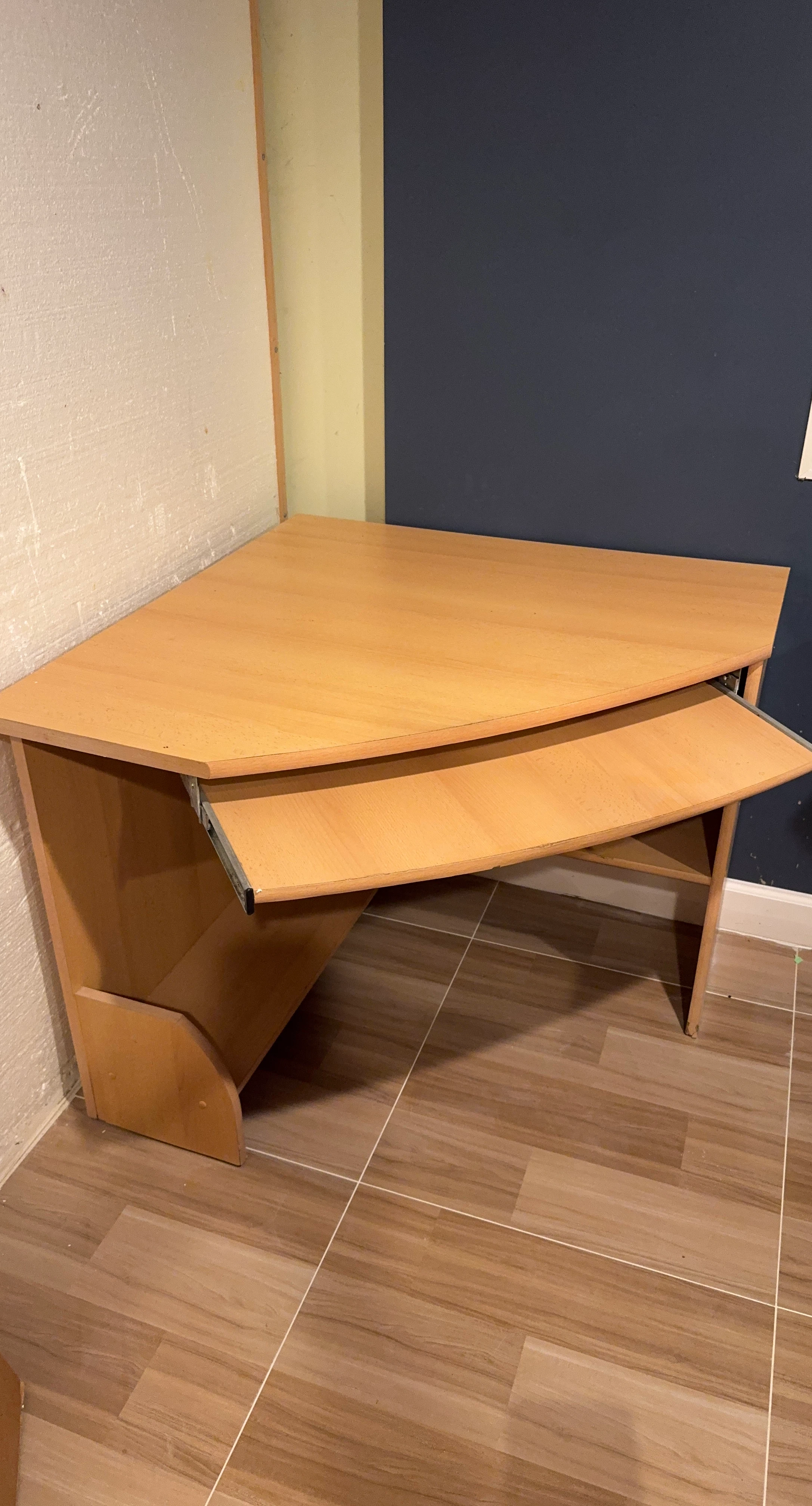 Corner Desk with Pull-Out Keyboard Tray