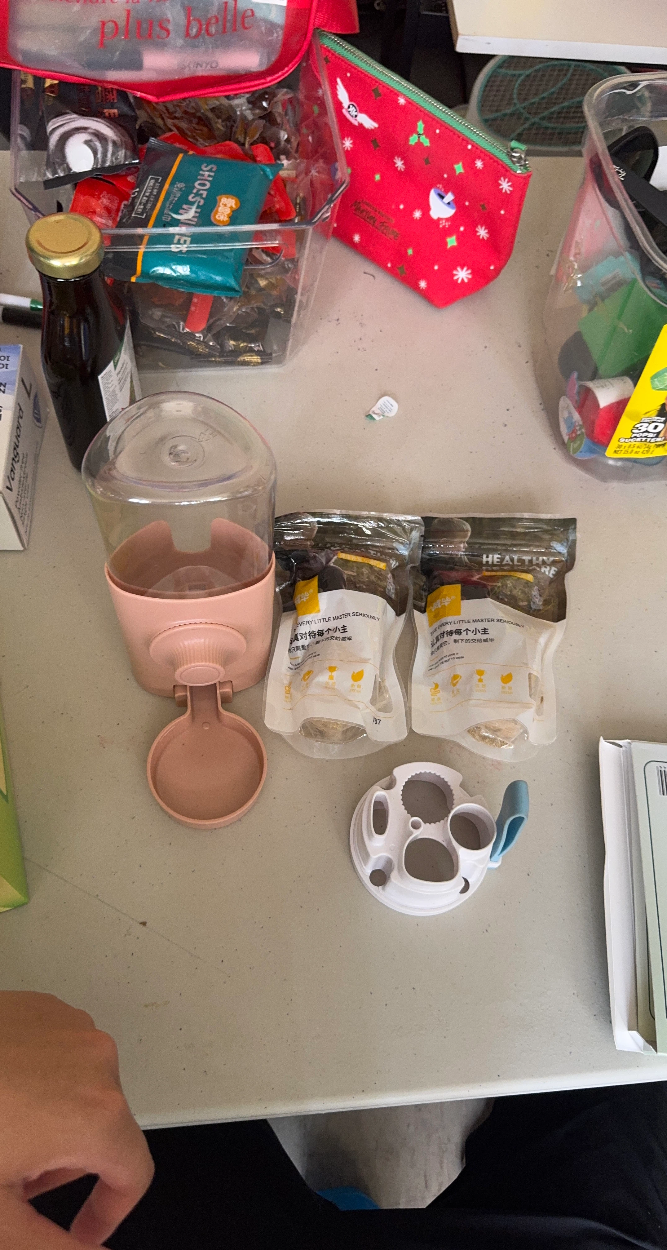 Pet food (grass) and Dispenser