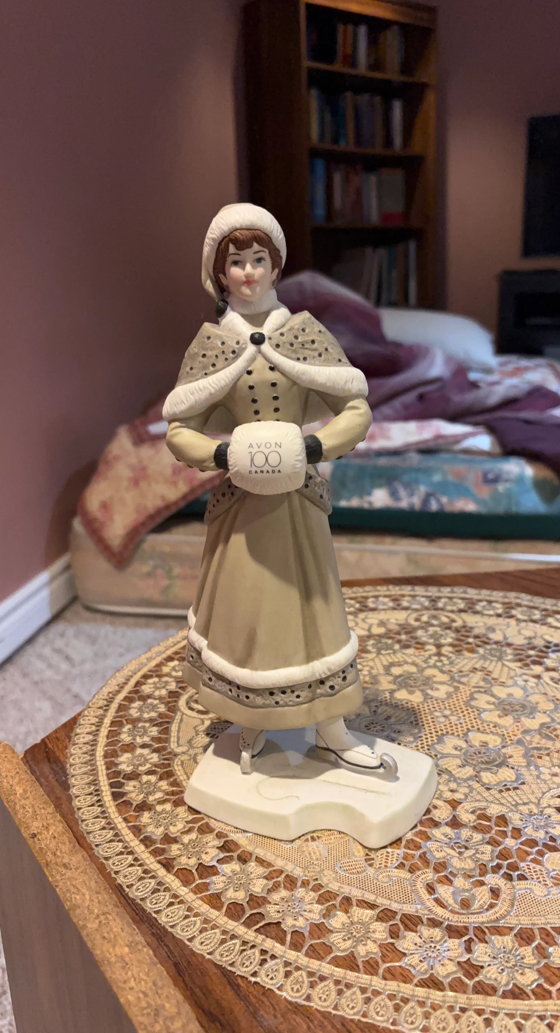 AVON 100 Canada Figurine