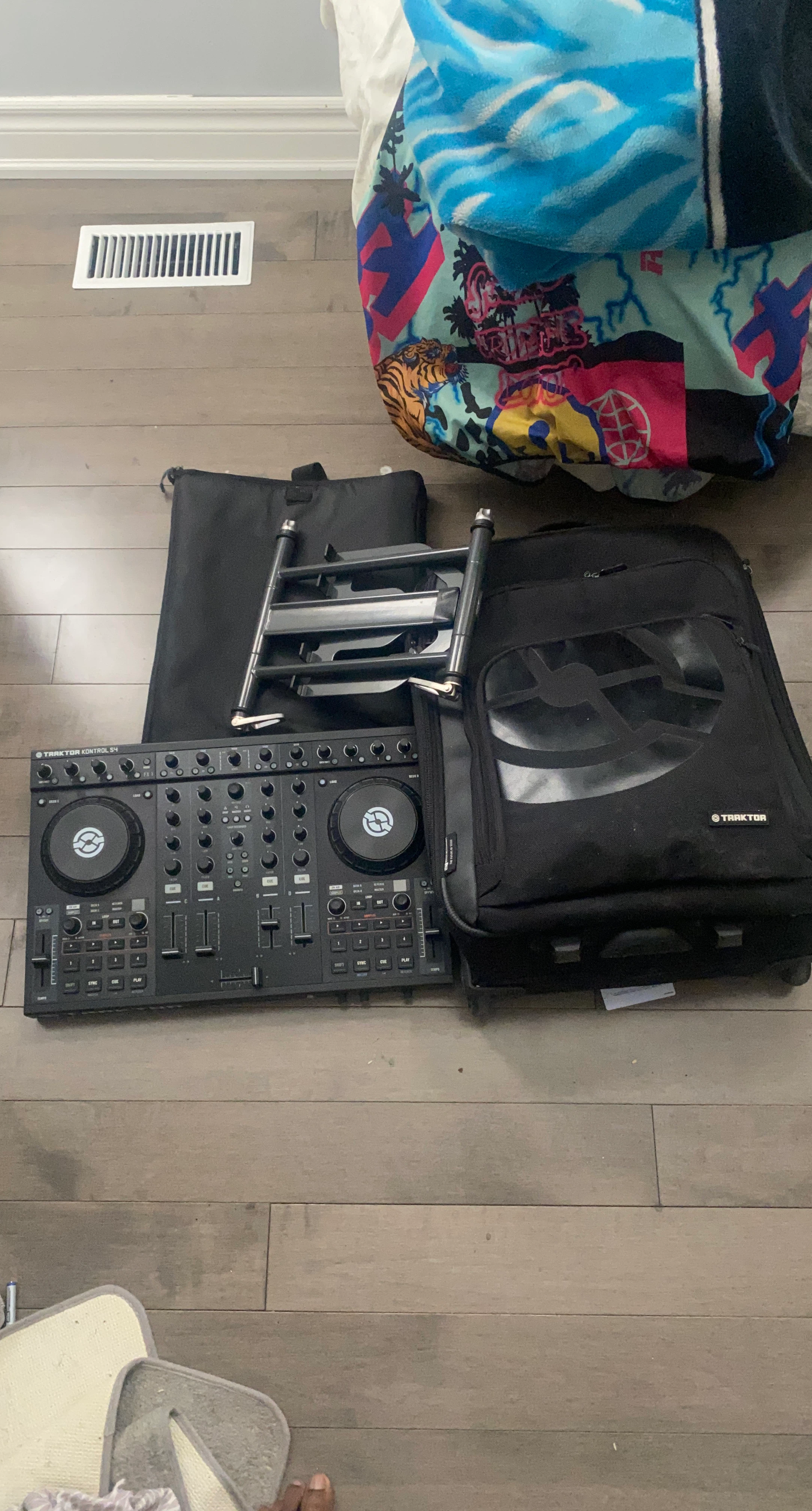 Traktor Kontrol S4 DJ Controller with Case