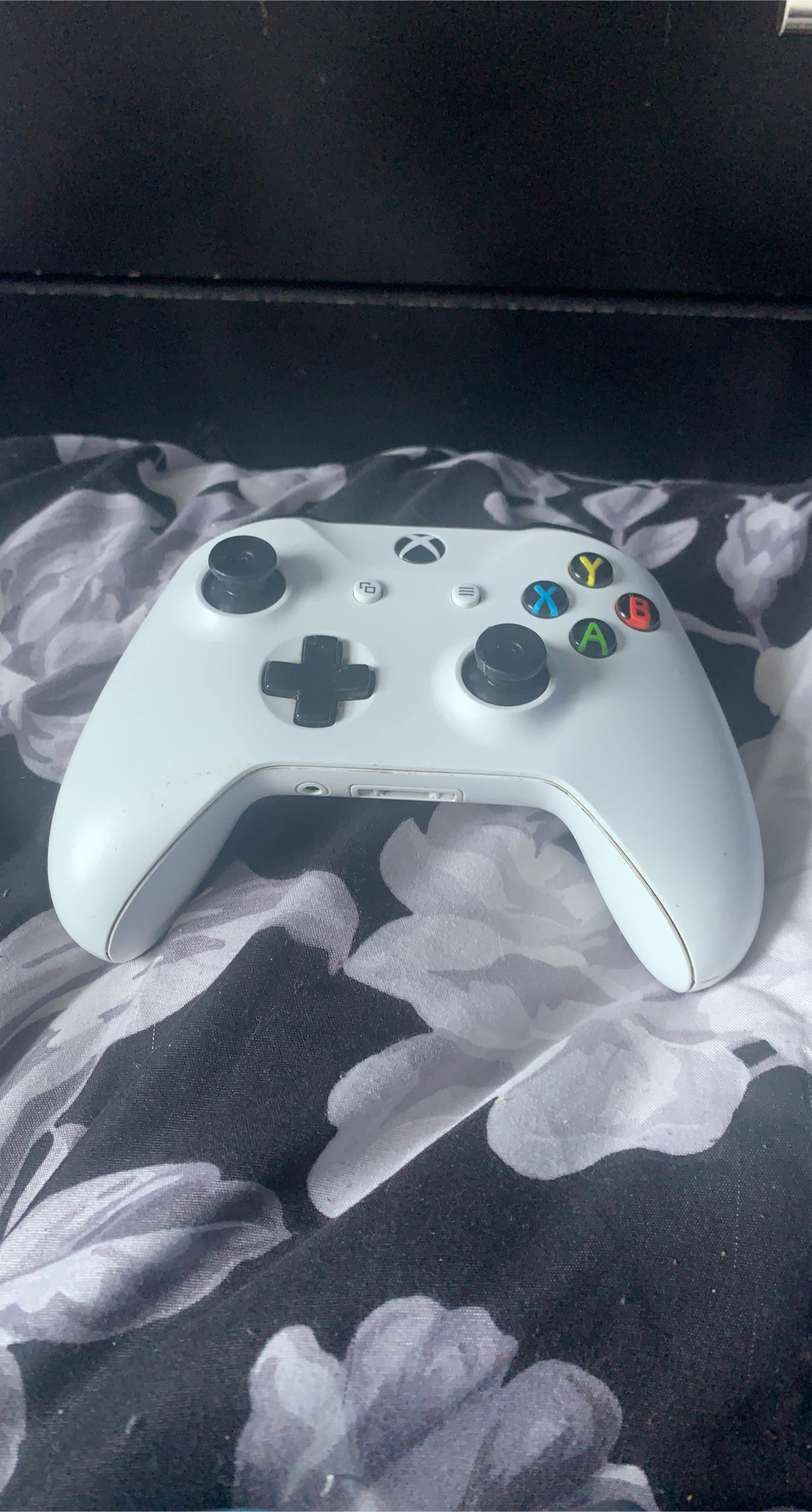 White Xbox Wireless Controller