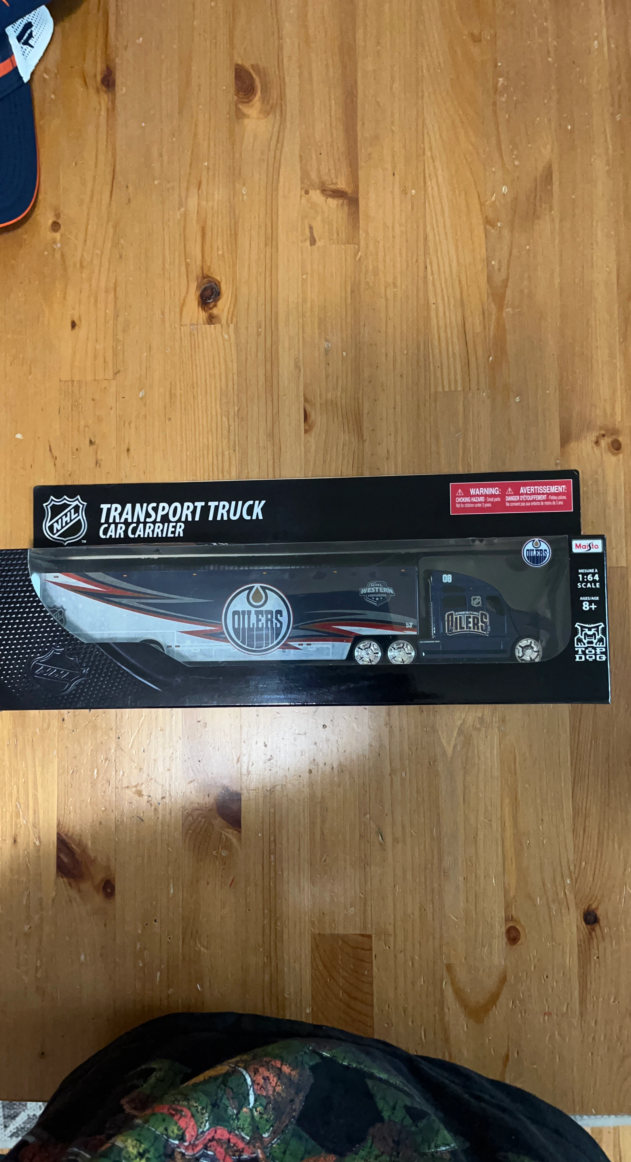 Maisto Edmonton Oilers Transport Truck Car Carrier 1:64 Scale