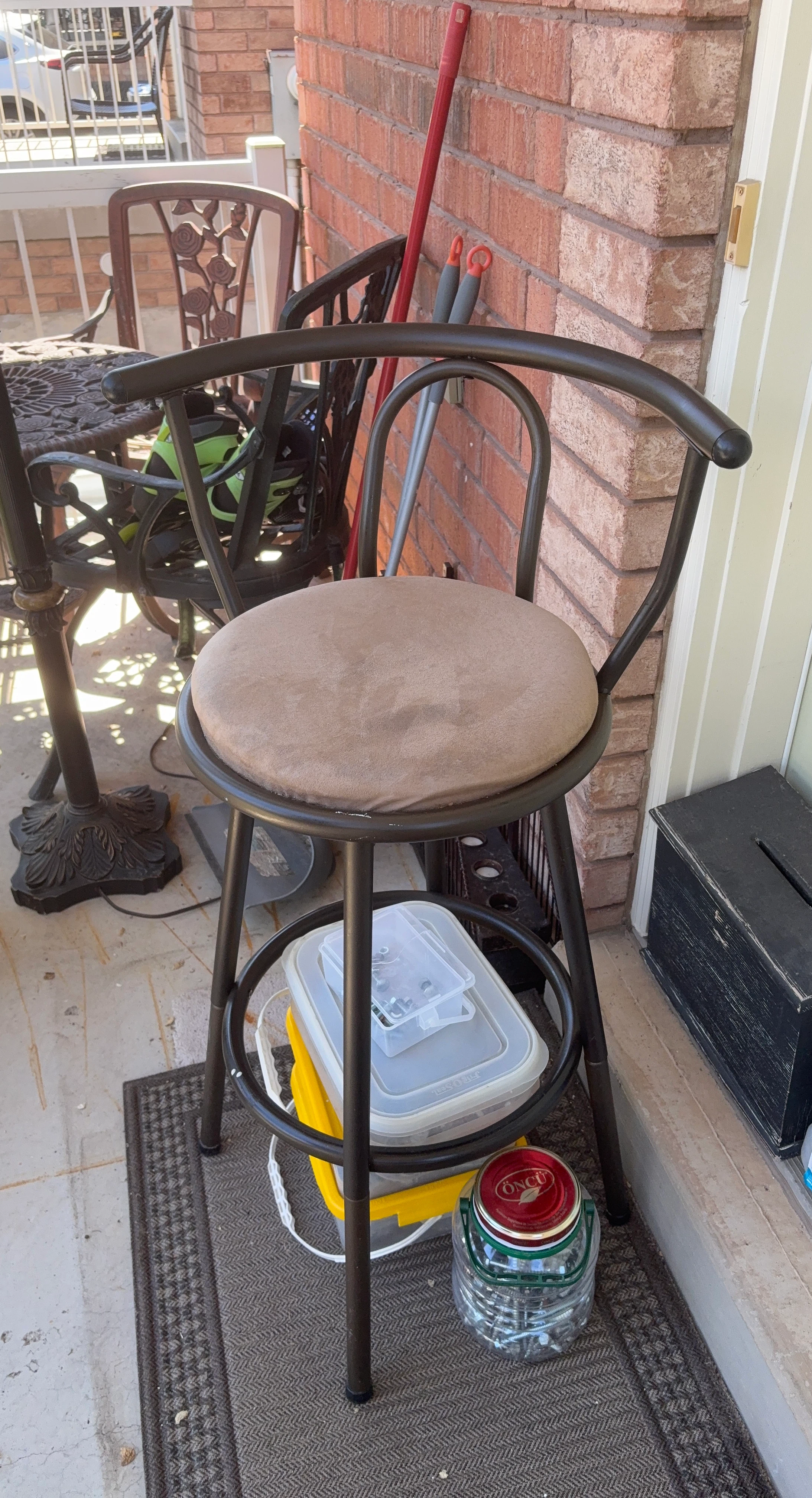 Bar Stool with Swivel Seat