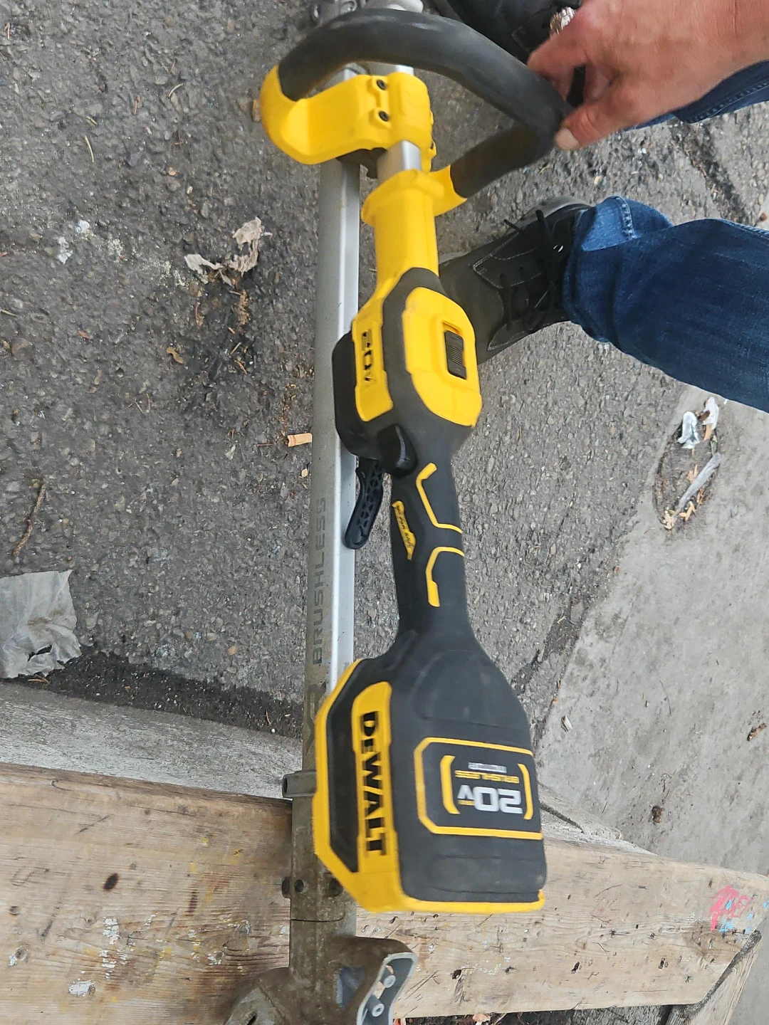 DEWALT 20V MAX Brushless String Trimmer