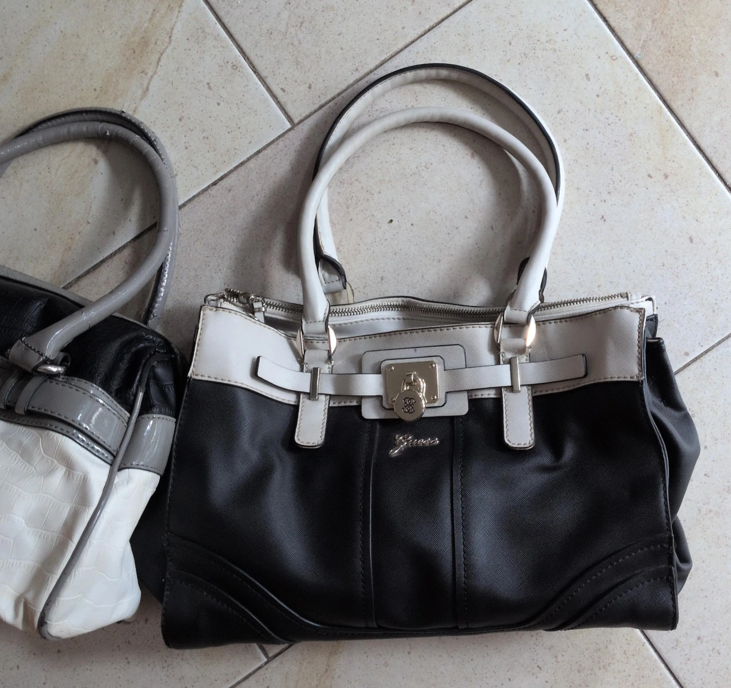 Set of 2 guess handbags