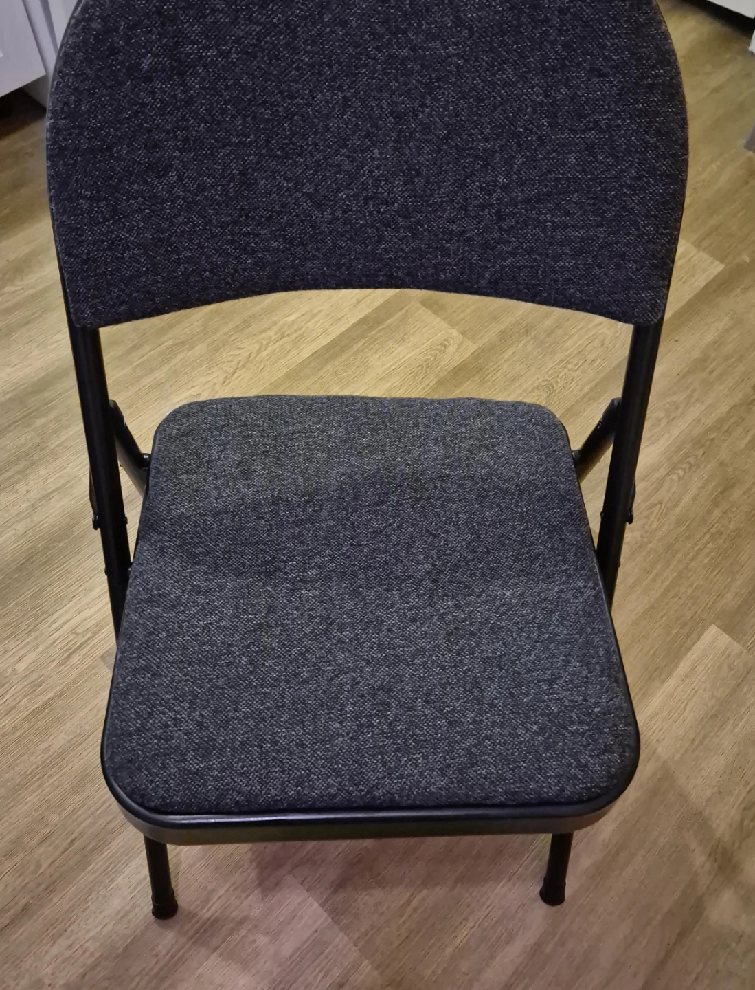 Chaise pliante grise foncée