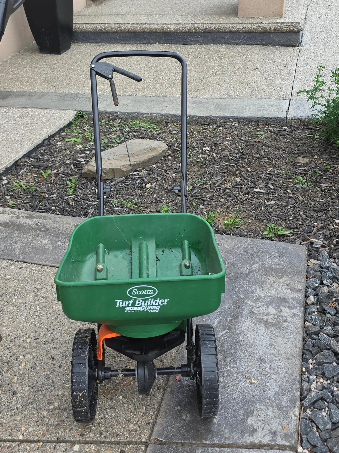 Scotts Turf Builder Edgeguard Mini Spreader