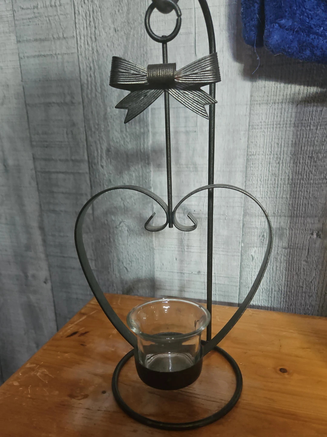 Heart-shaped metal tea light holder with bow