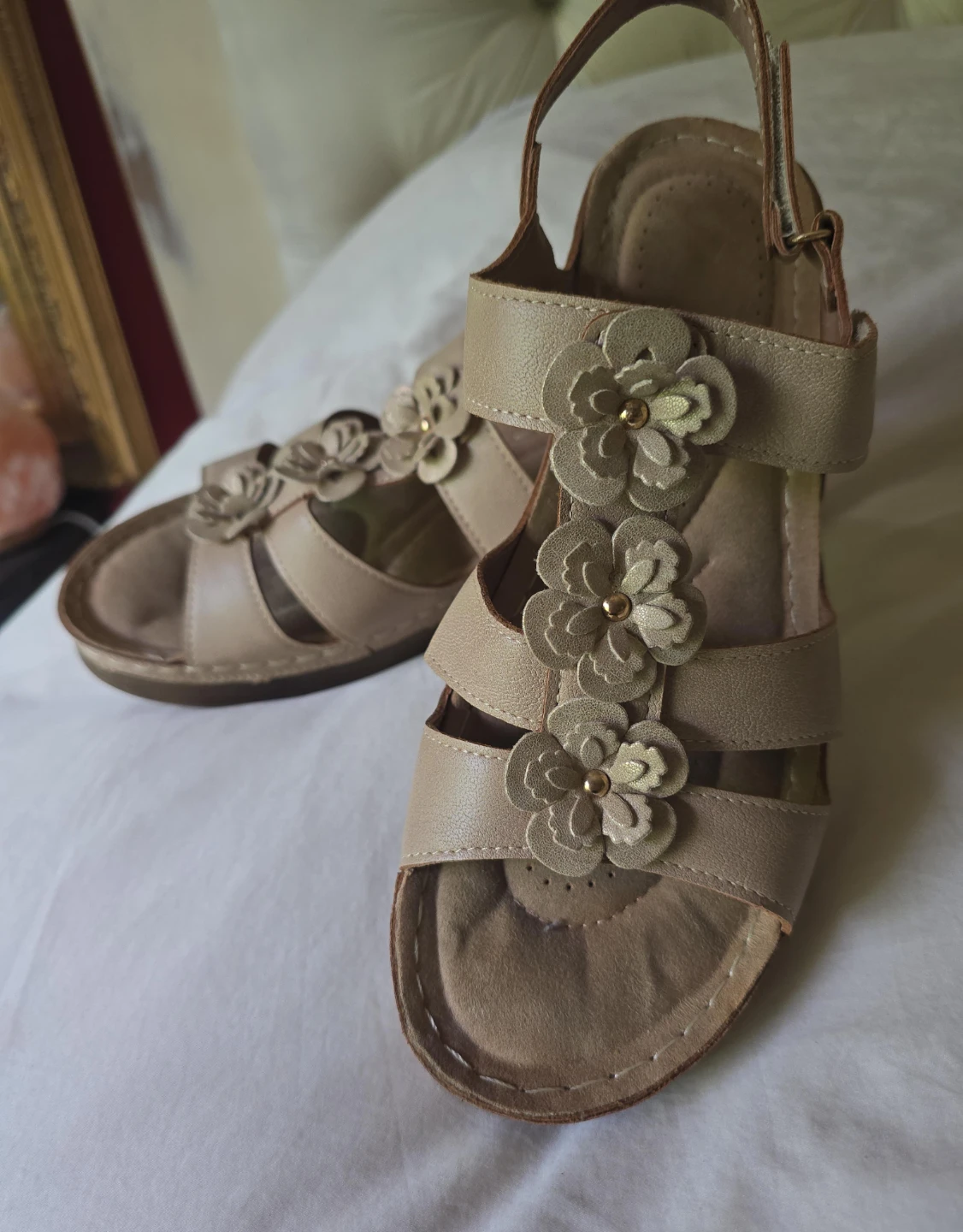 NEW! Women's Beige Floral Wedge Sandals - photo 2