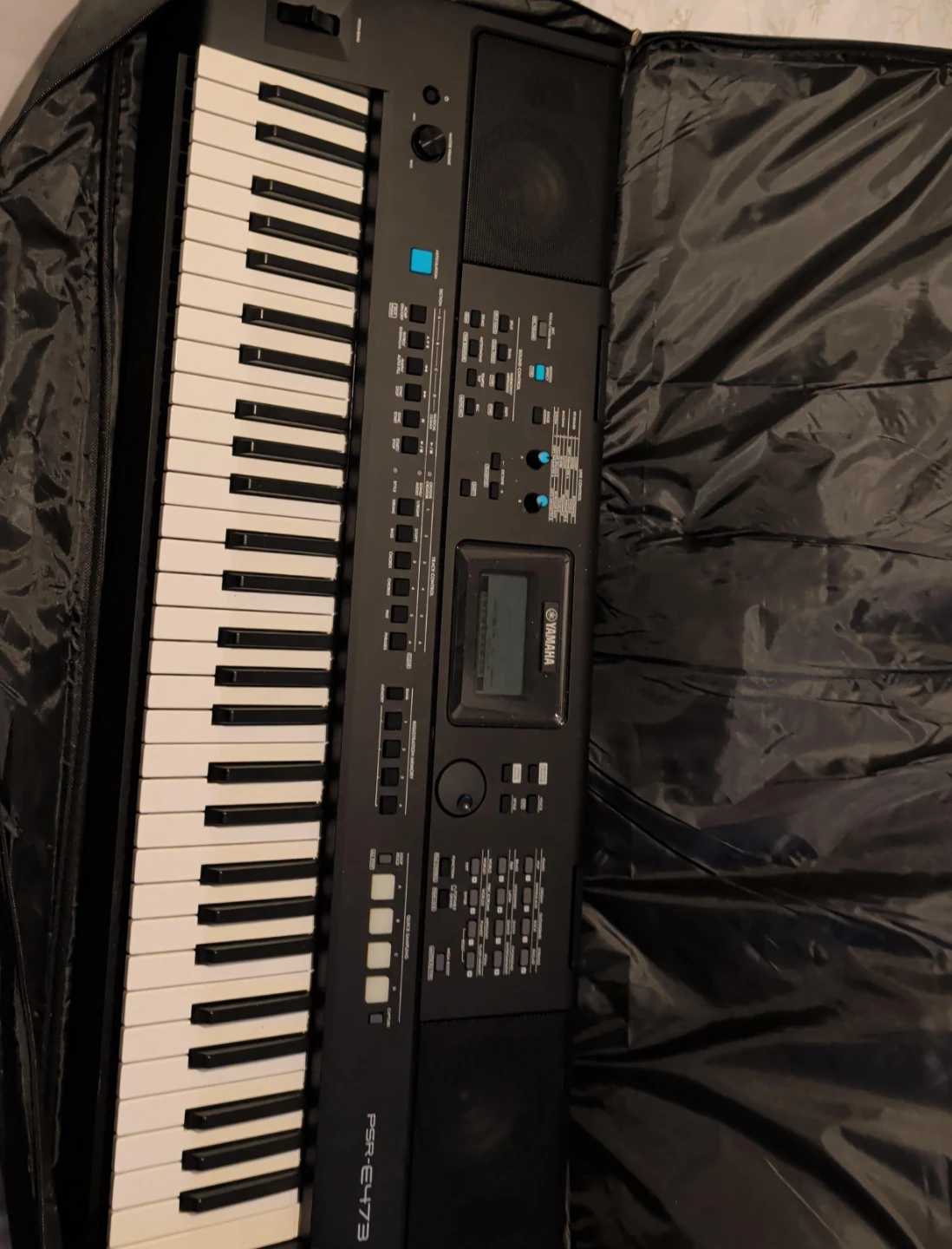 Yamaha PSR-E473 Keyboard with Case