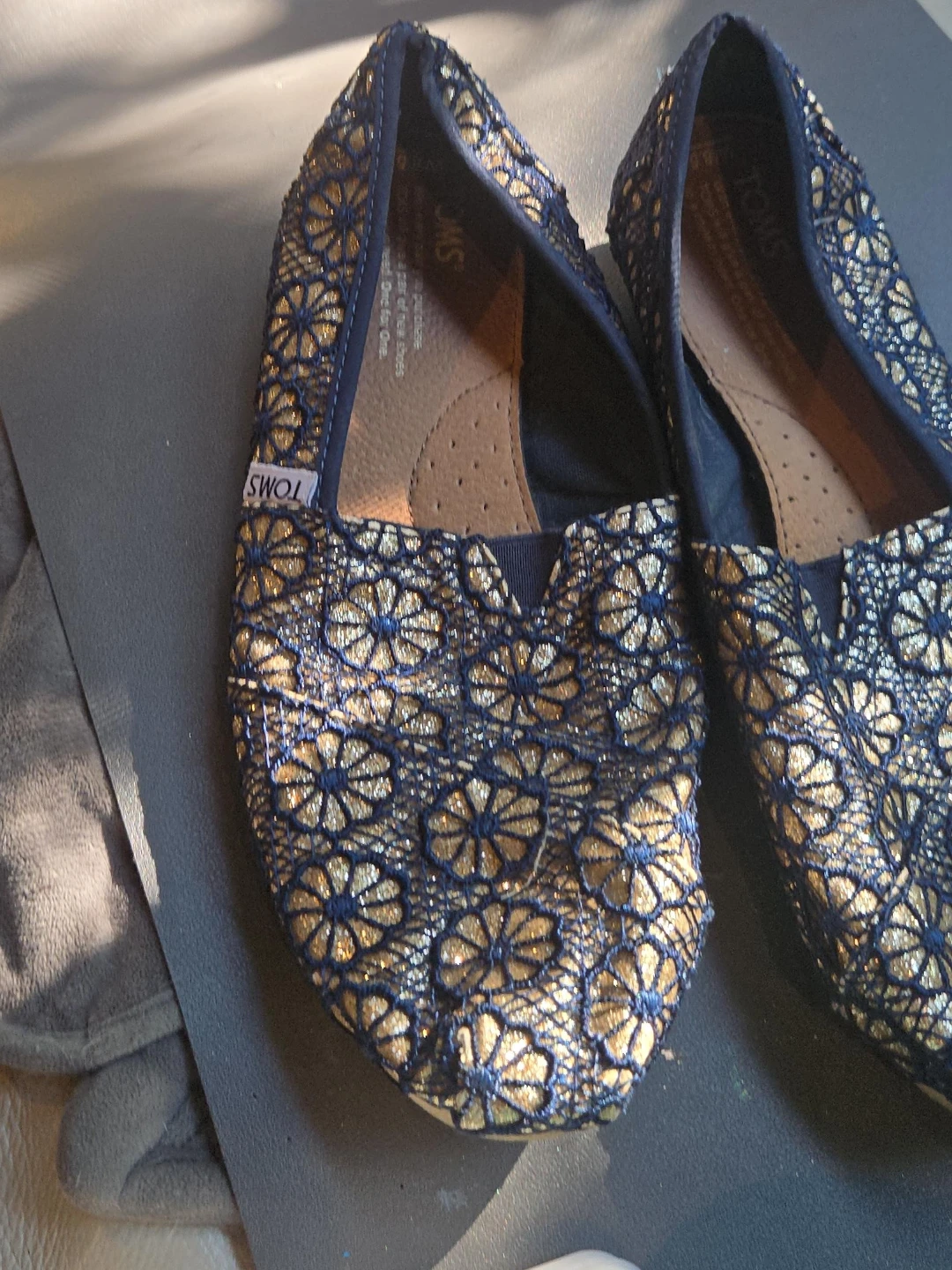 TOMS Women's Shoes Navy/Gold Floral Lace Size 8.5