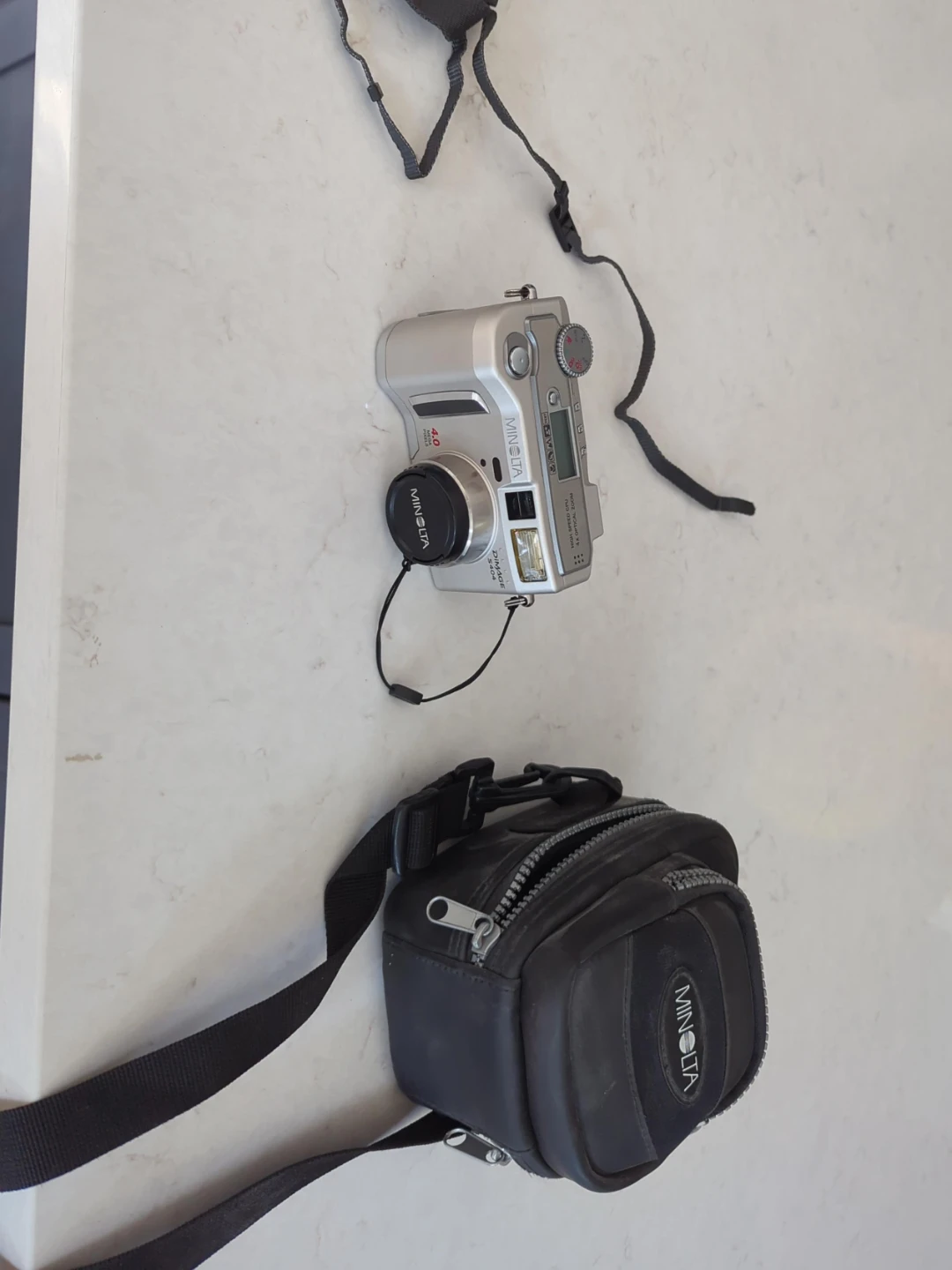Minolta Dimage S404 4.0 MP Digital Camera with Case