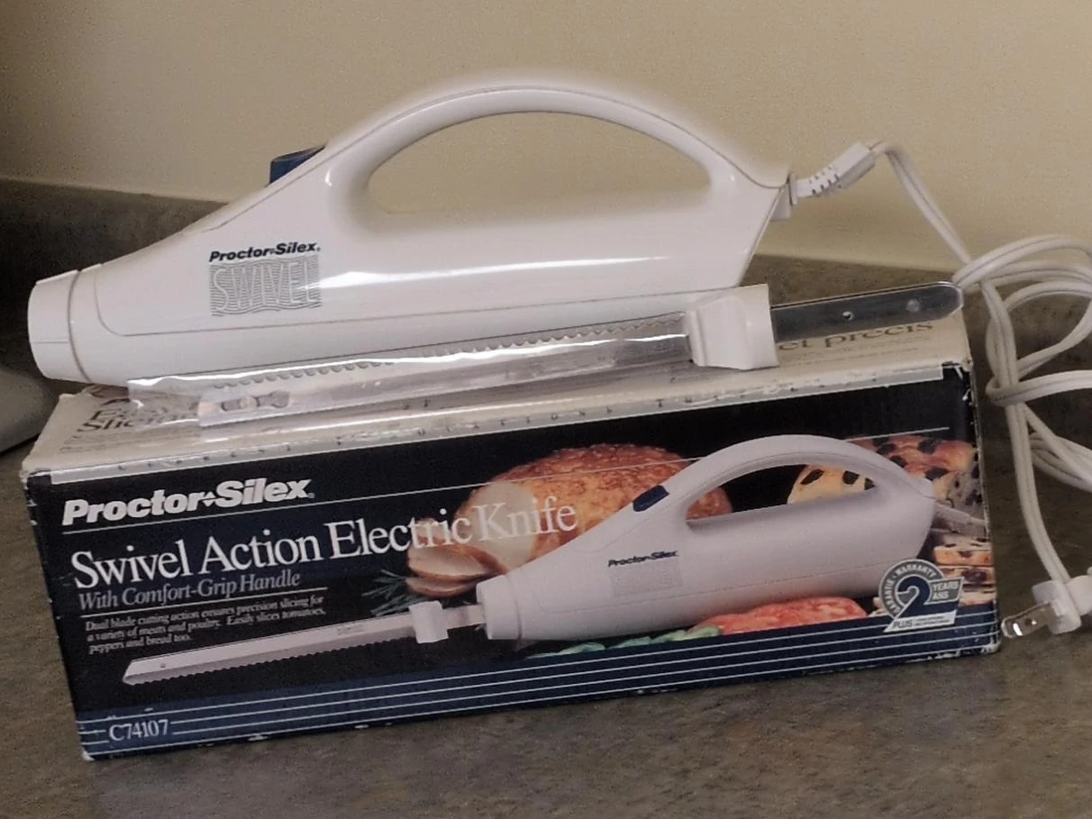 Swivel action electric knife