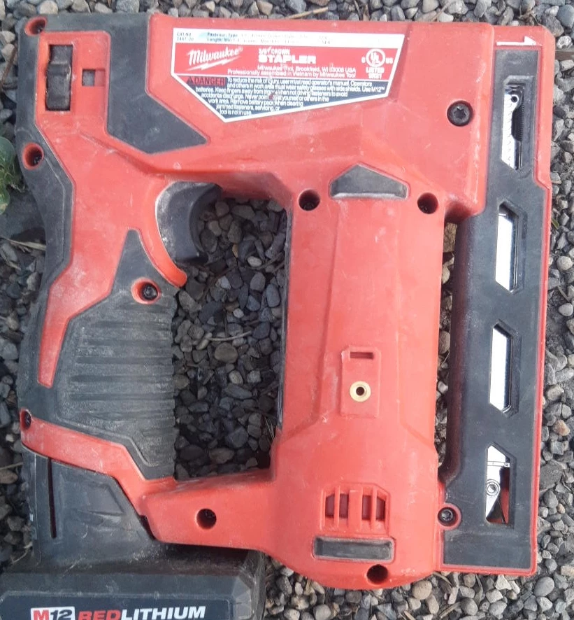 Milwaukee M12 Stapler with Red Lithium XC5.0 battery