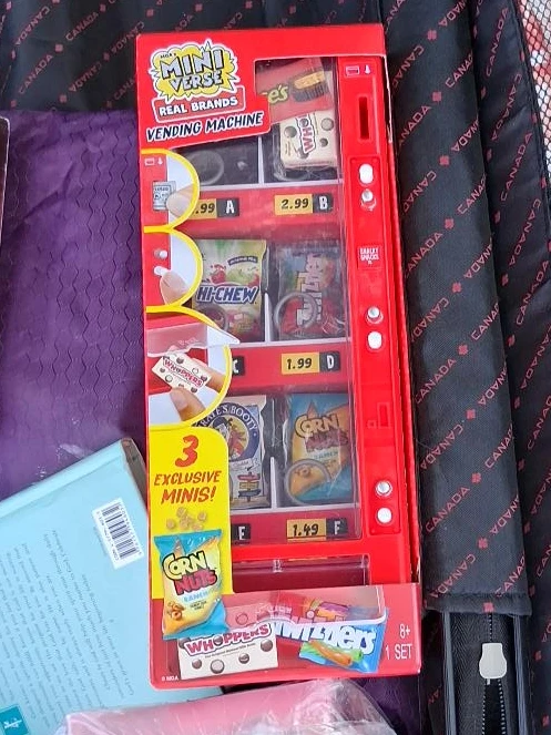 Mini Verse Real Brands Vending Machine with Exclusive Minis