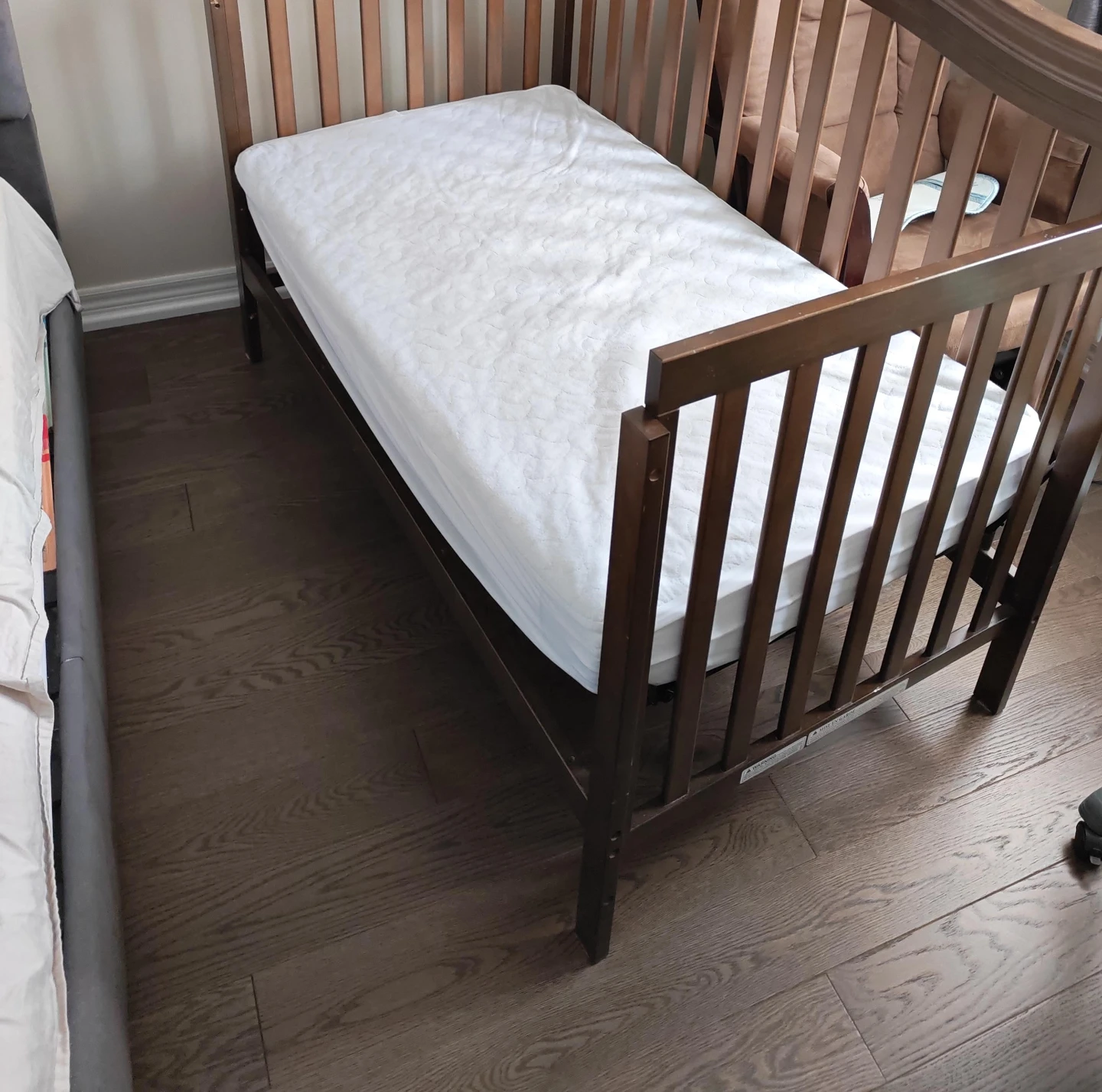 Wooden Baby Crib with Mattress