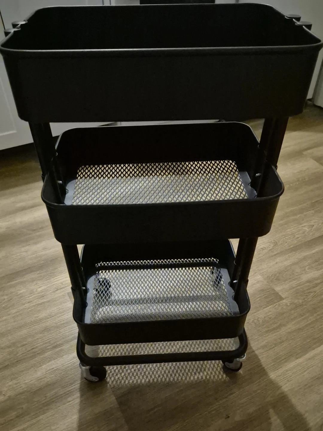 Chariot de rangement noir à 3 tablettes