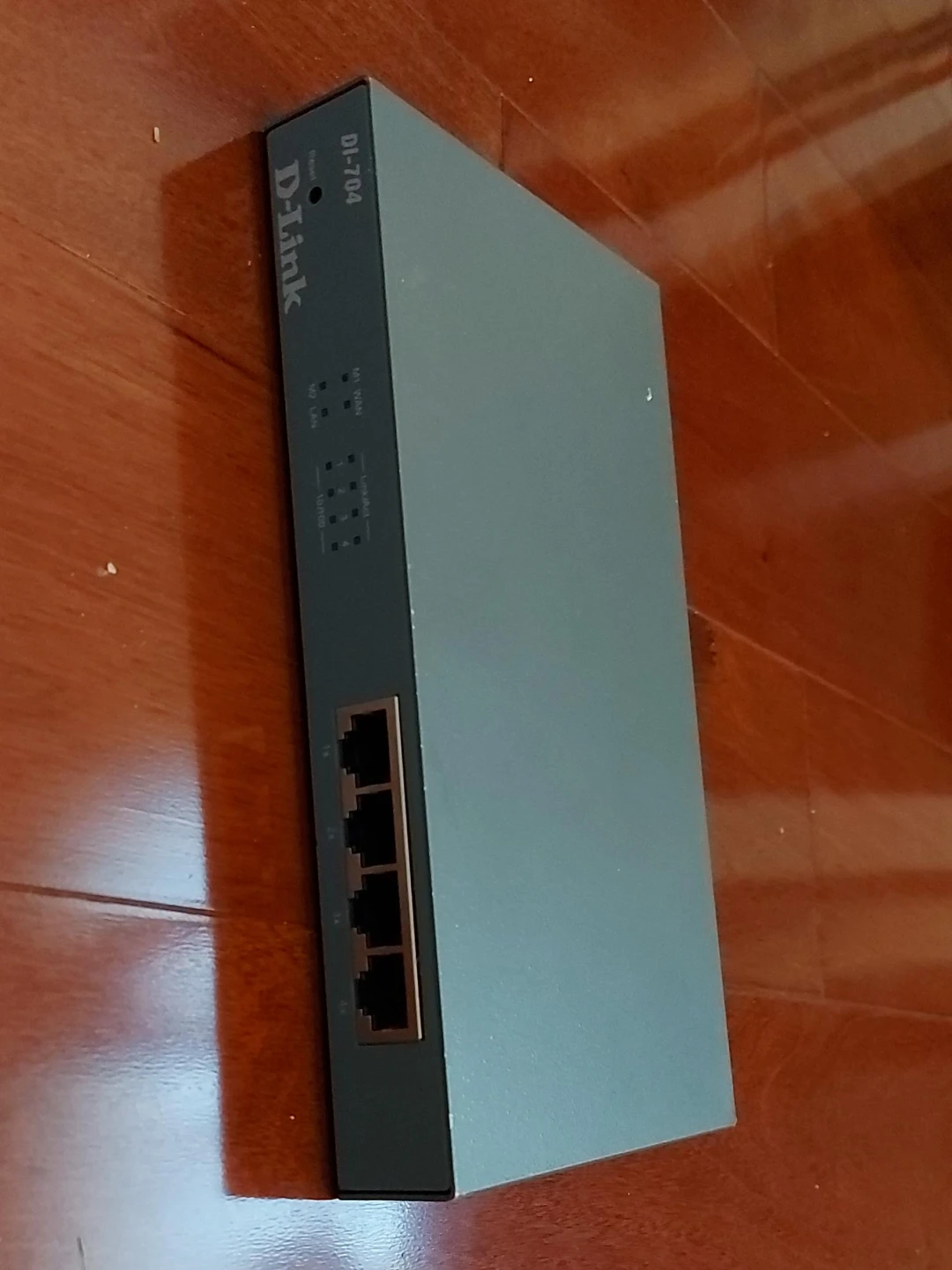D-Link DI-704 Router / Network Switch - photo 2