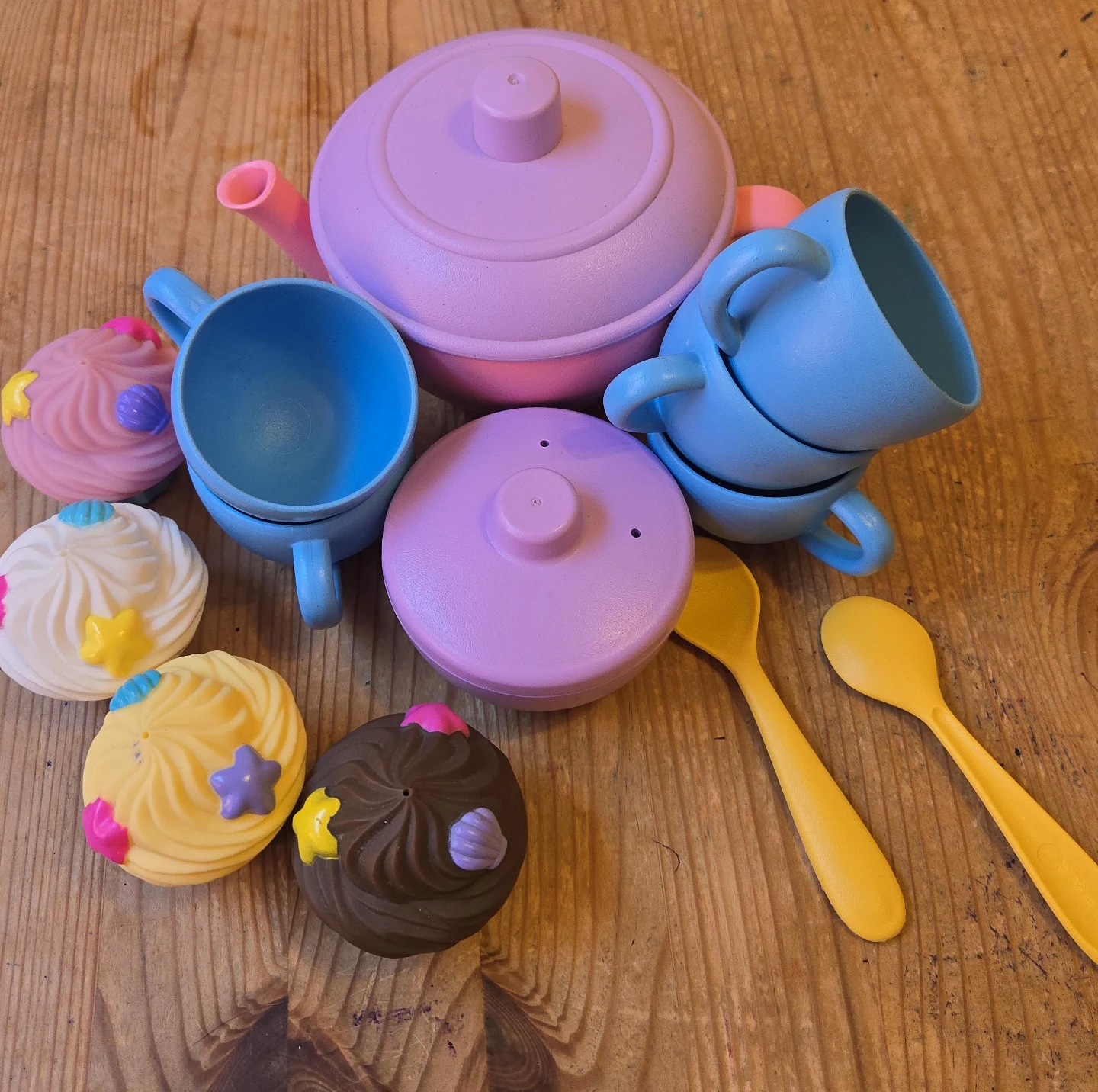 Plastic Toy Tea Set with Cups, Saucers, and Spoons