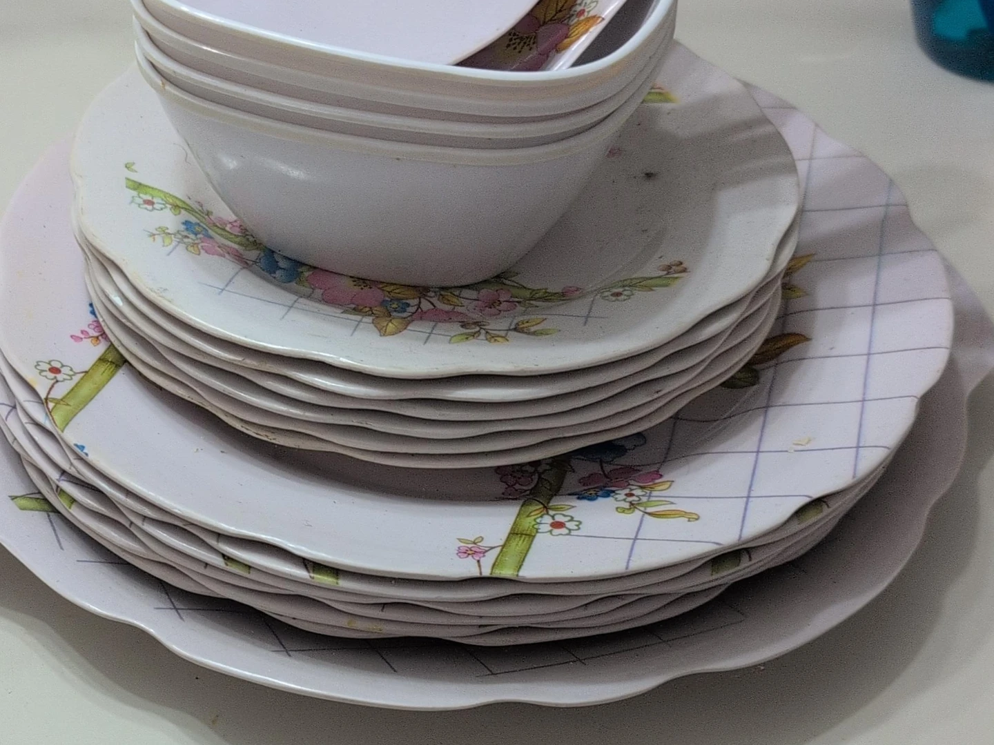 Floral pattern dinnerware set