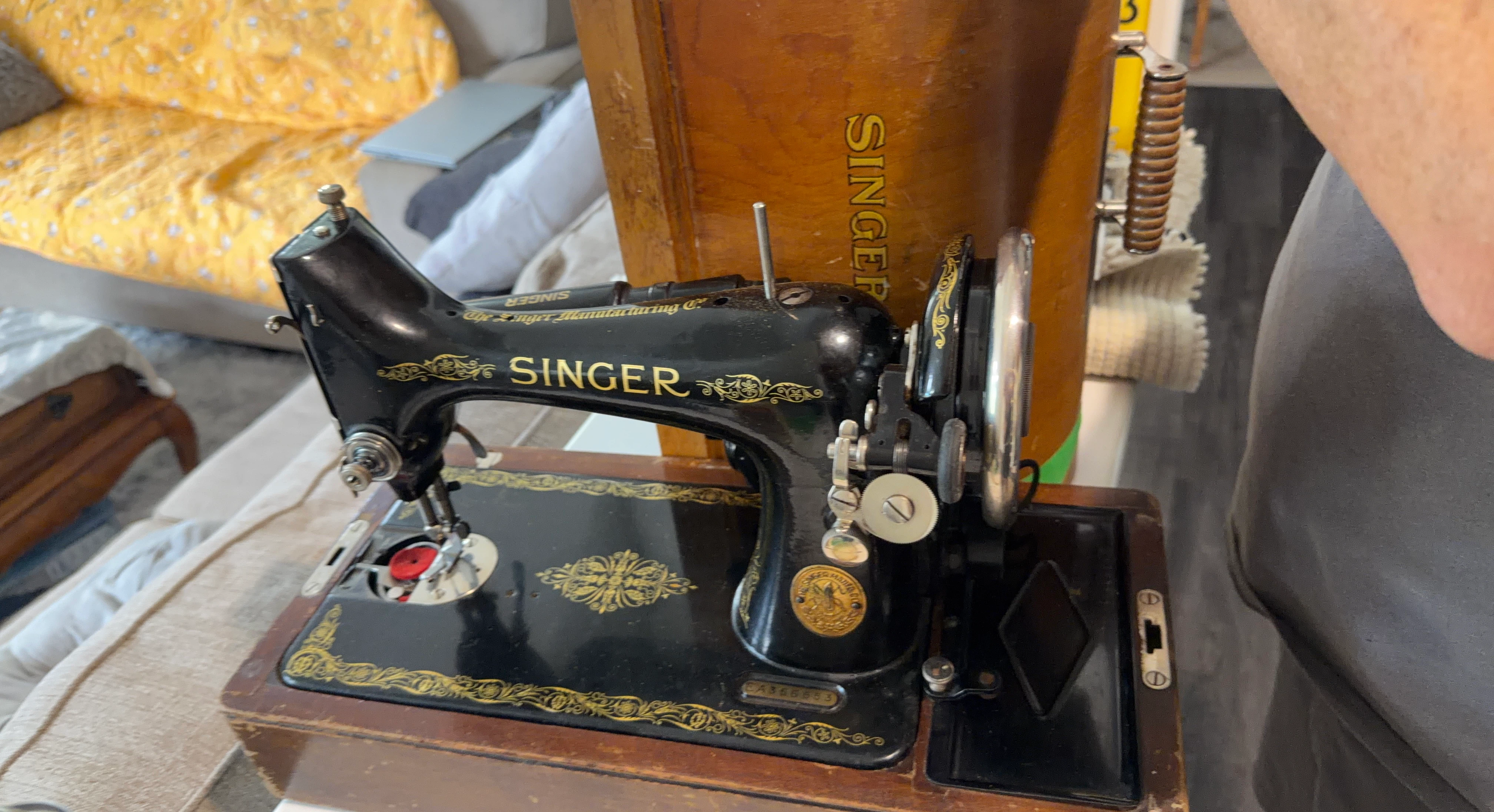 Vintage Singer Sewing Machine with key