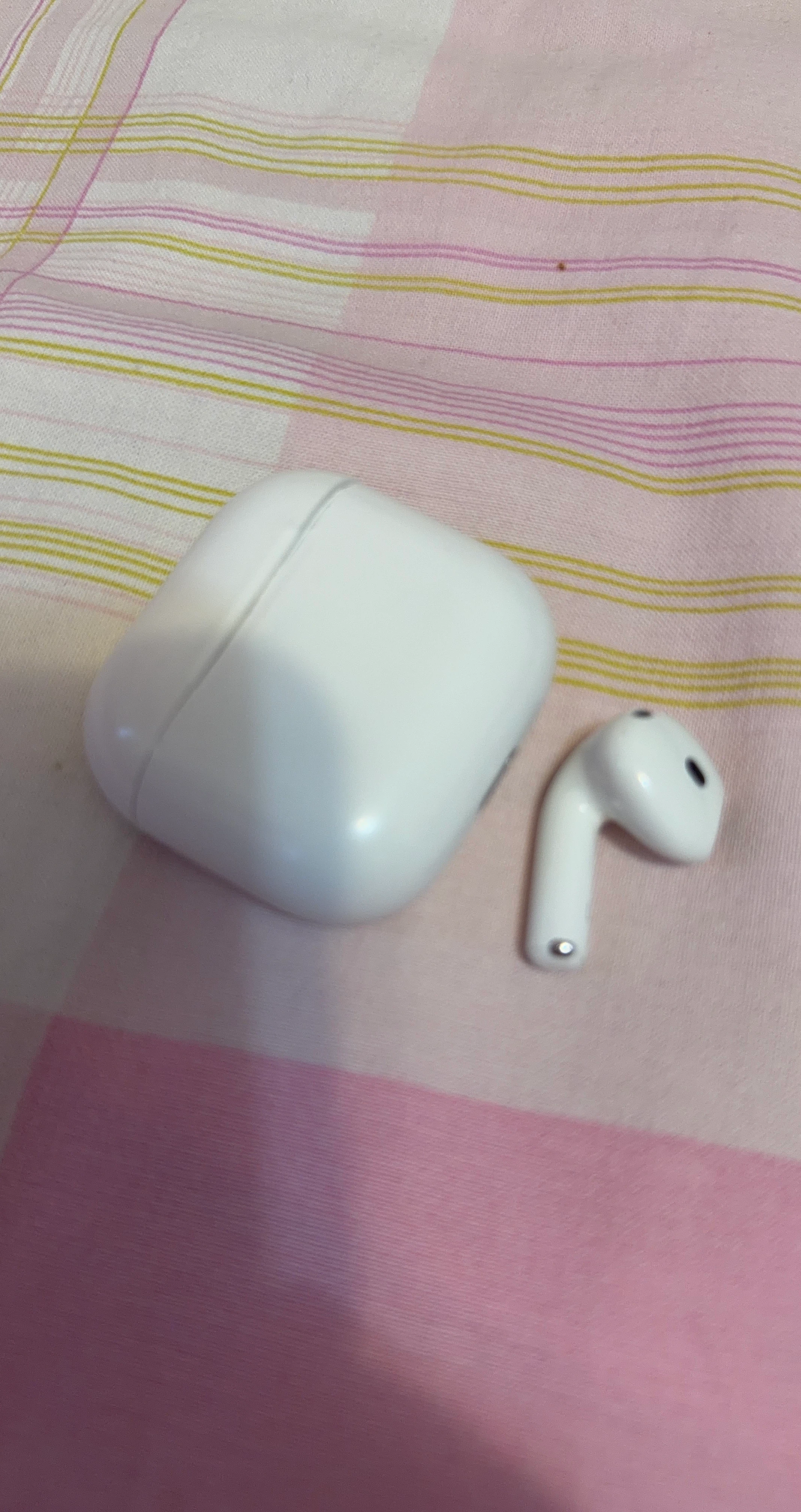 Apple AirPods 4 left side