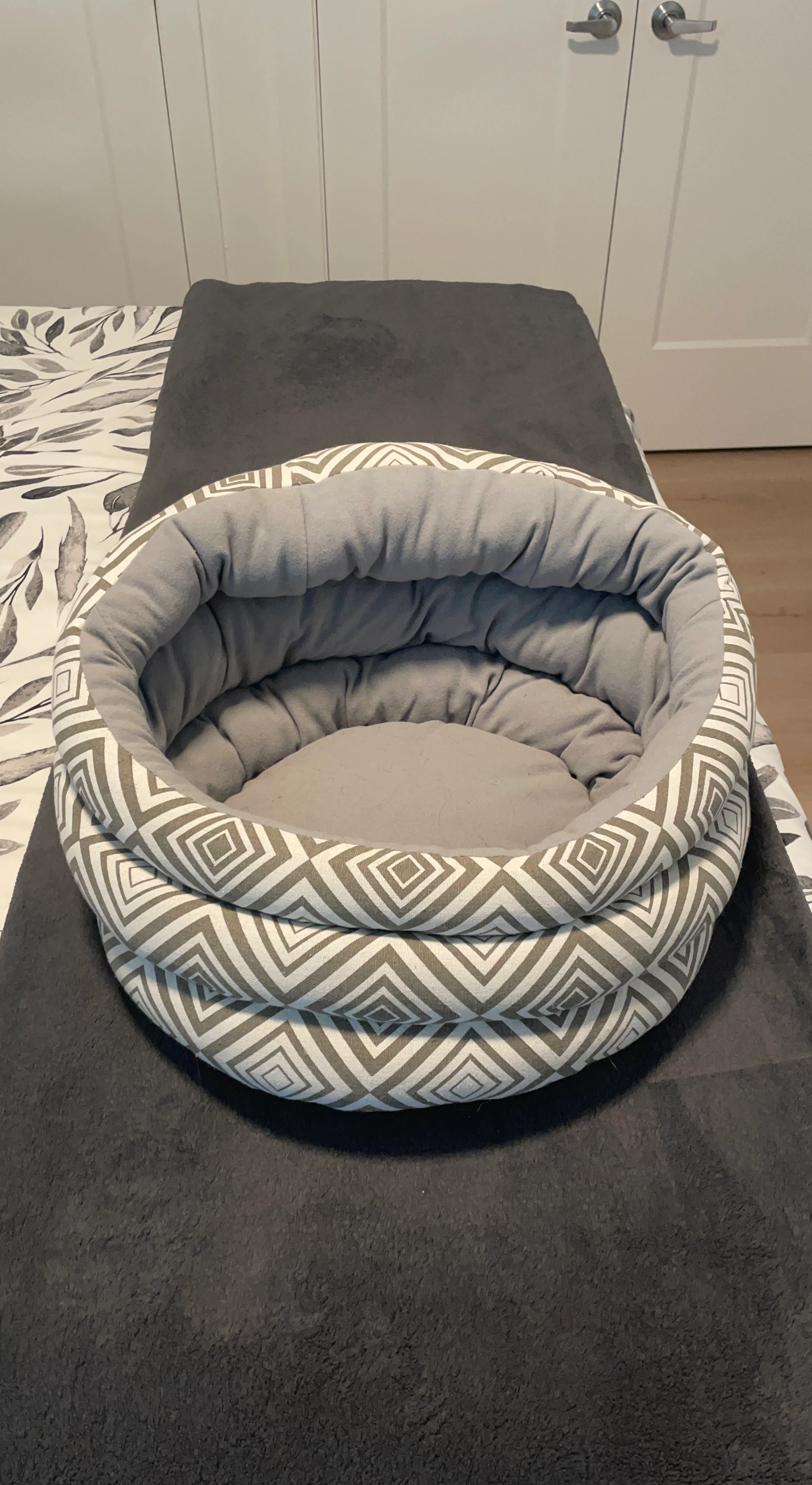 Pet Bed with Geometric Pattern
