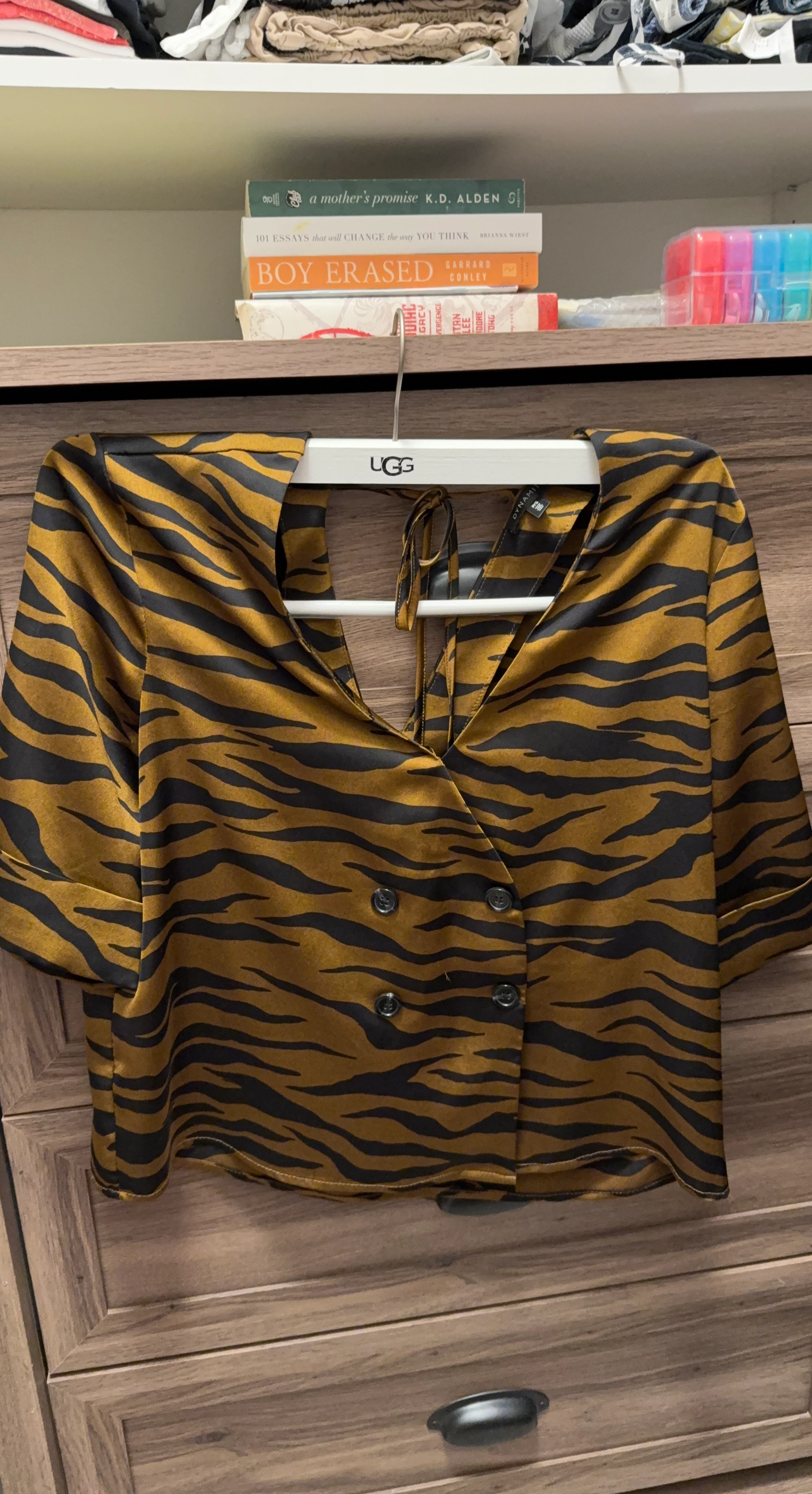 DYNAMITE Tiger Print Button-Up Blouse P/S