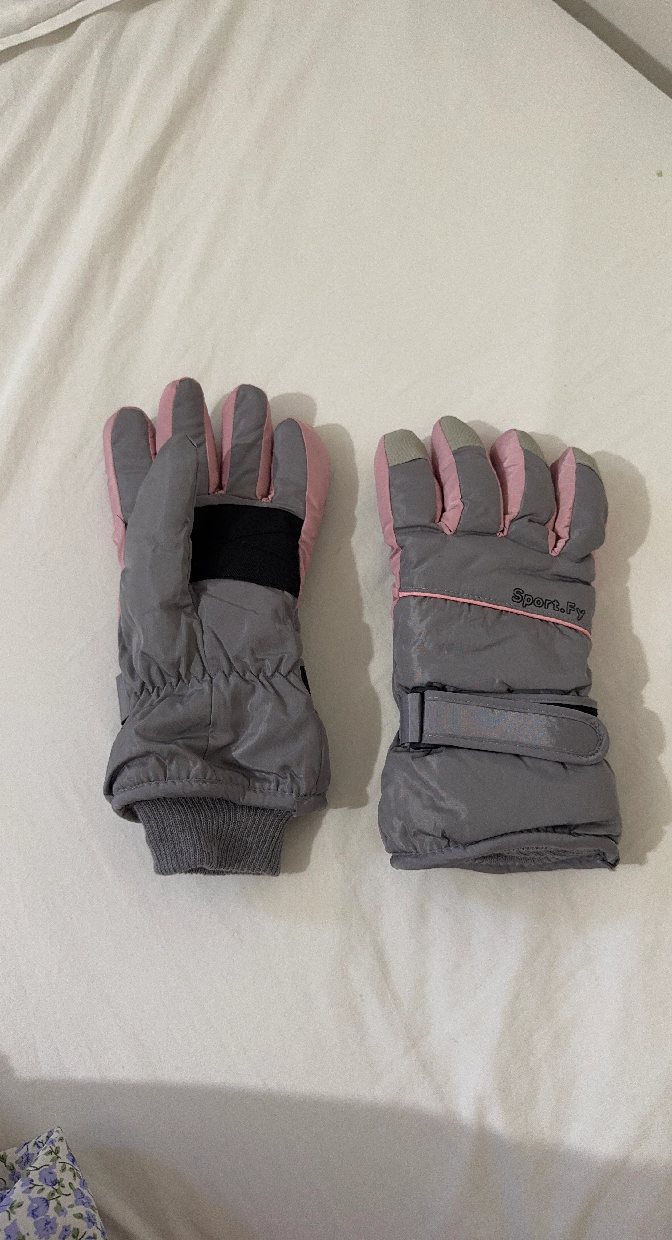 Sport.Fy Gray and Pink Winter Gloves