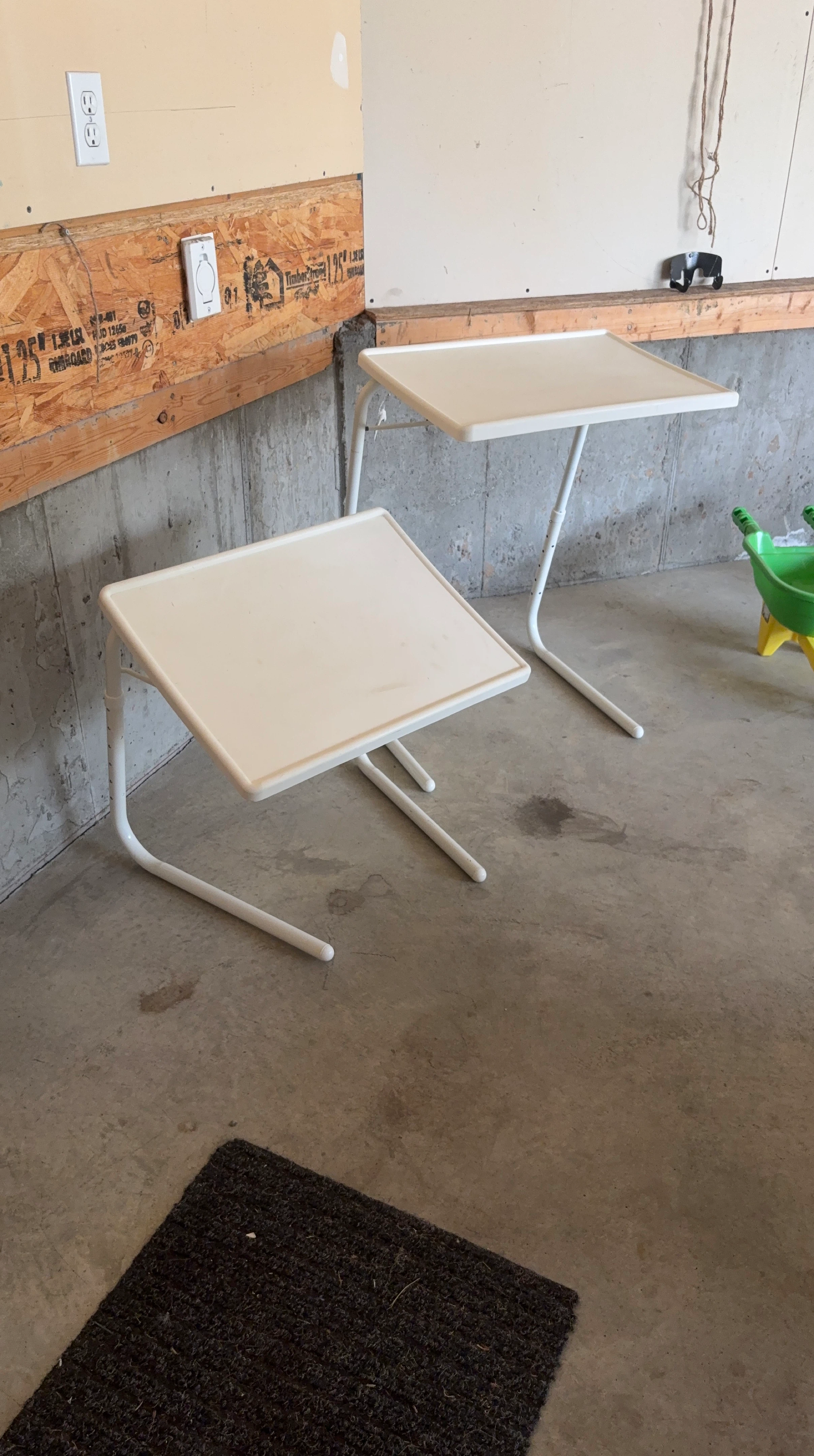Set of 2 White Tray Tables