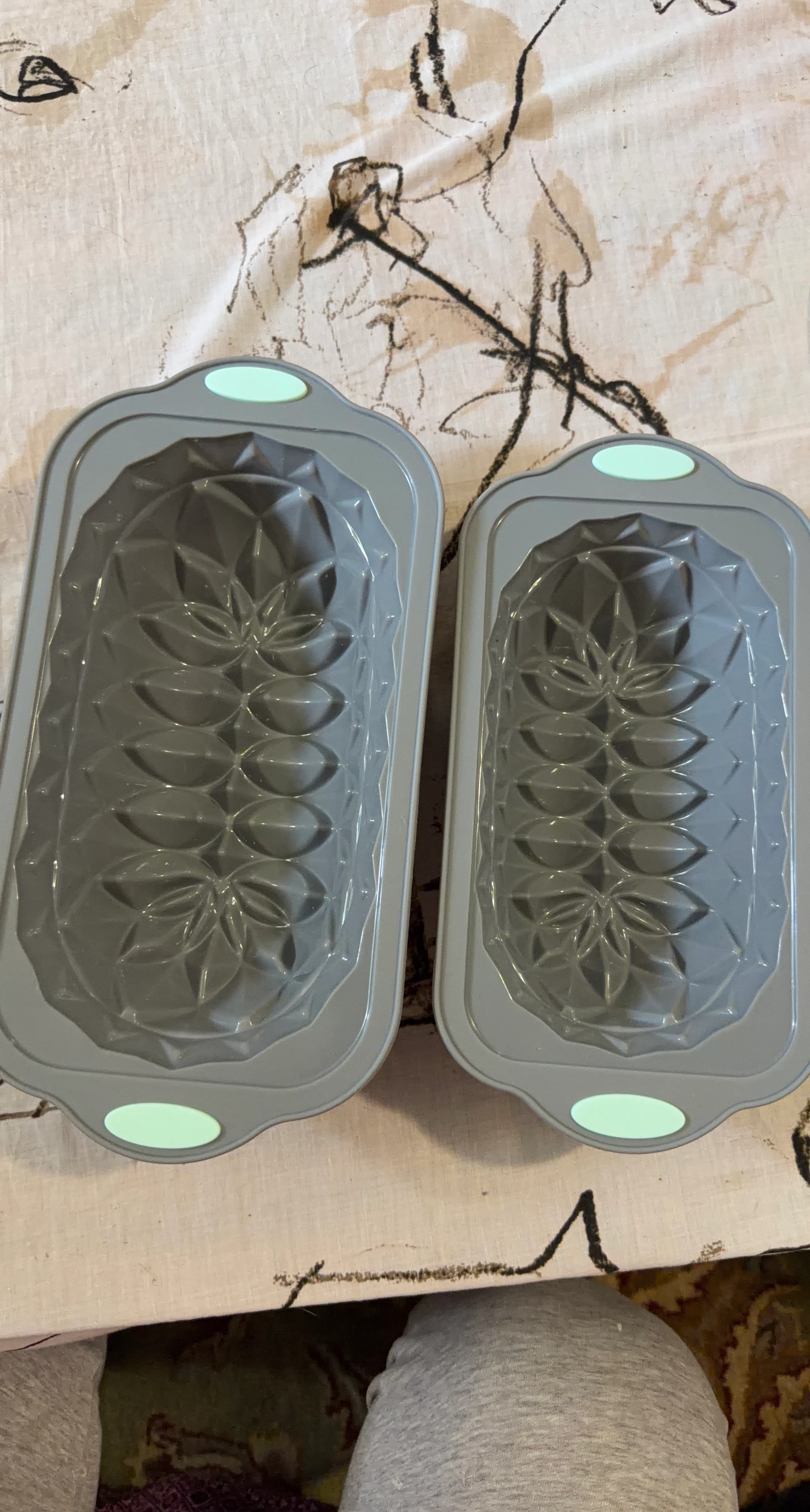 Set of 2 GraySilicone Bundt Cake Pans with Leaf Design