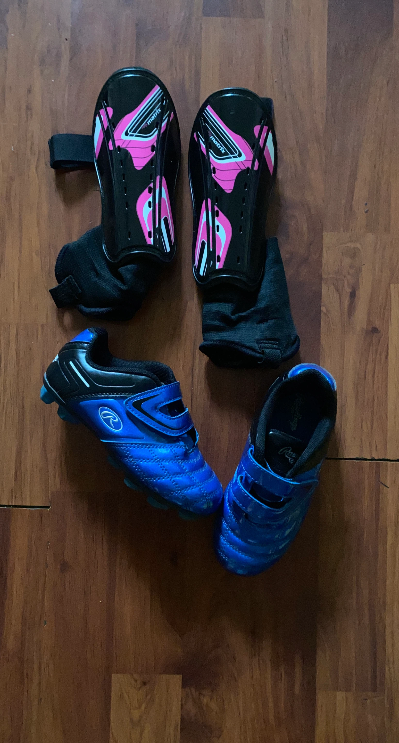 Rawlings Soccer Cleats & Matrix Shin Guards Youth Set