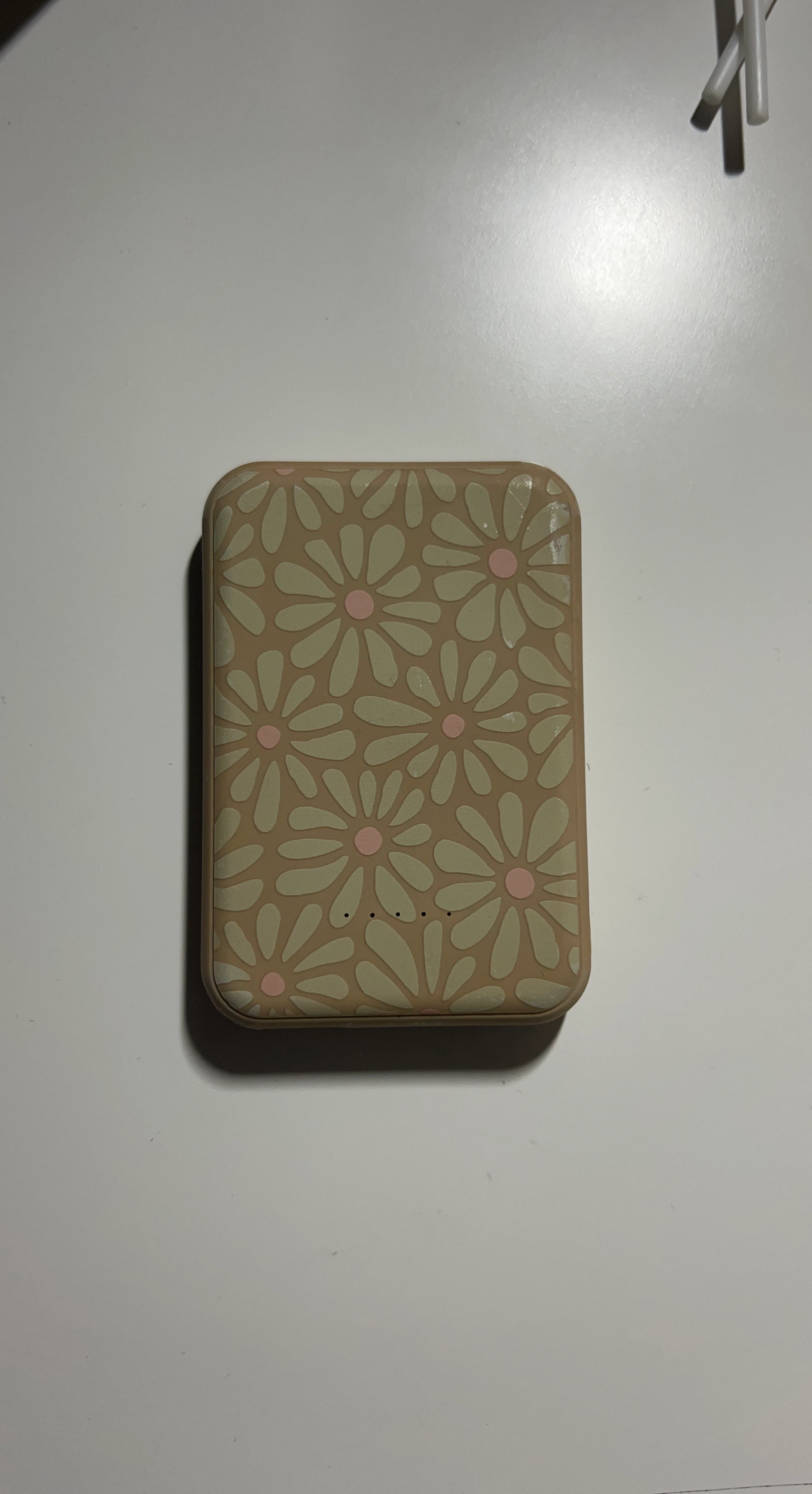 Poppy Magnetic Wireless Power Bank - Daisy Print